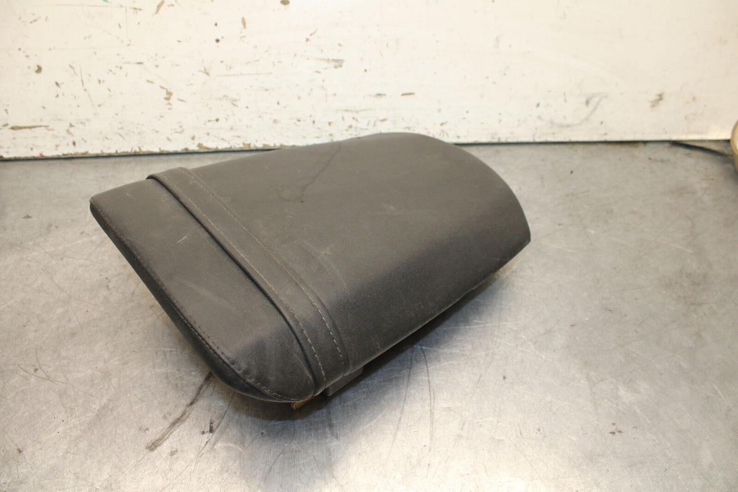 03-04 TRIUMPH DAYTONA 600 REAR BACK PASSENGER SEAT PAD SADDLE PILLION BB745