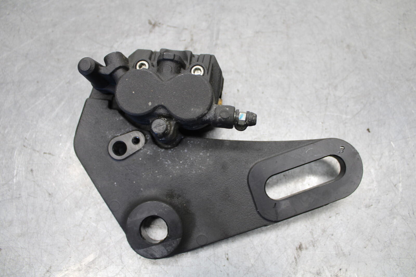 19-21 TRIUMPH SPEED TWIN 1200 REAR BRAKE CALIPER W MOUNT BRACKET T2021266 BB653