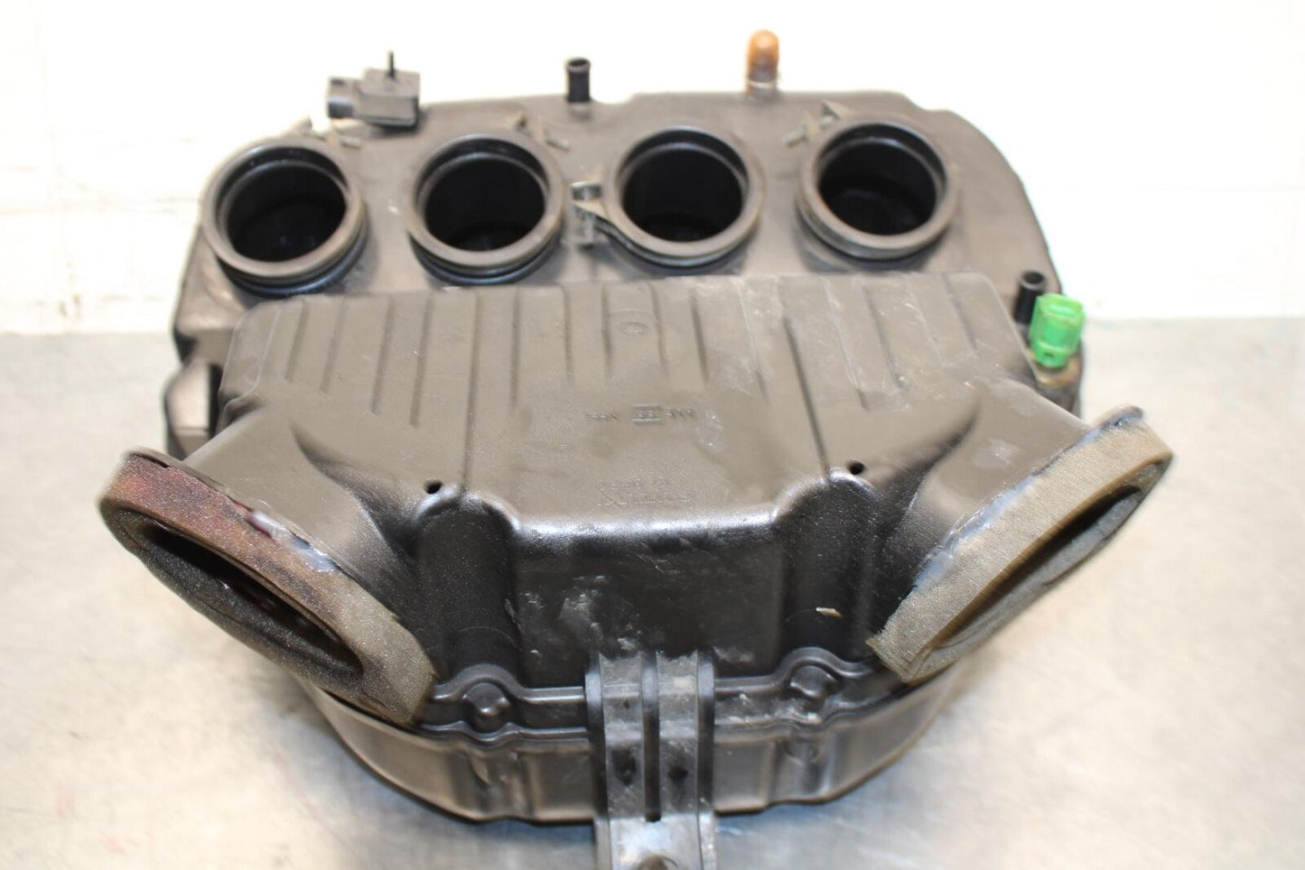 2001 Suzuki GSXR750 AIRBOX AIR INTAKE FILTER BOX 13700-35F00 BB553