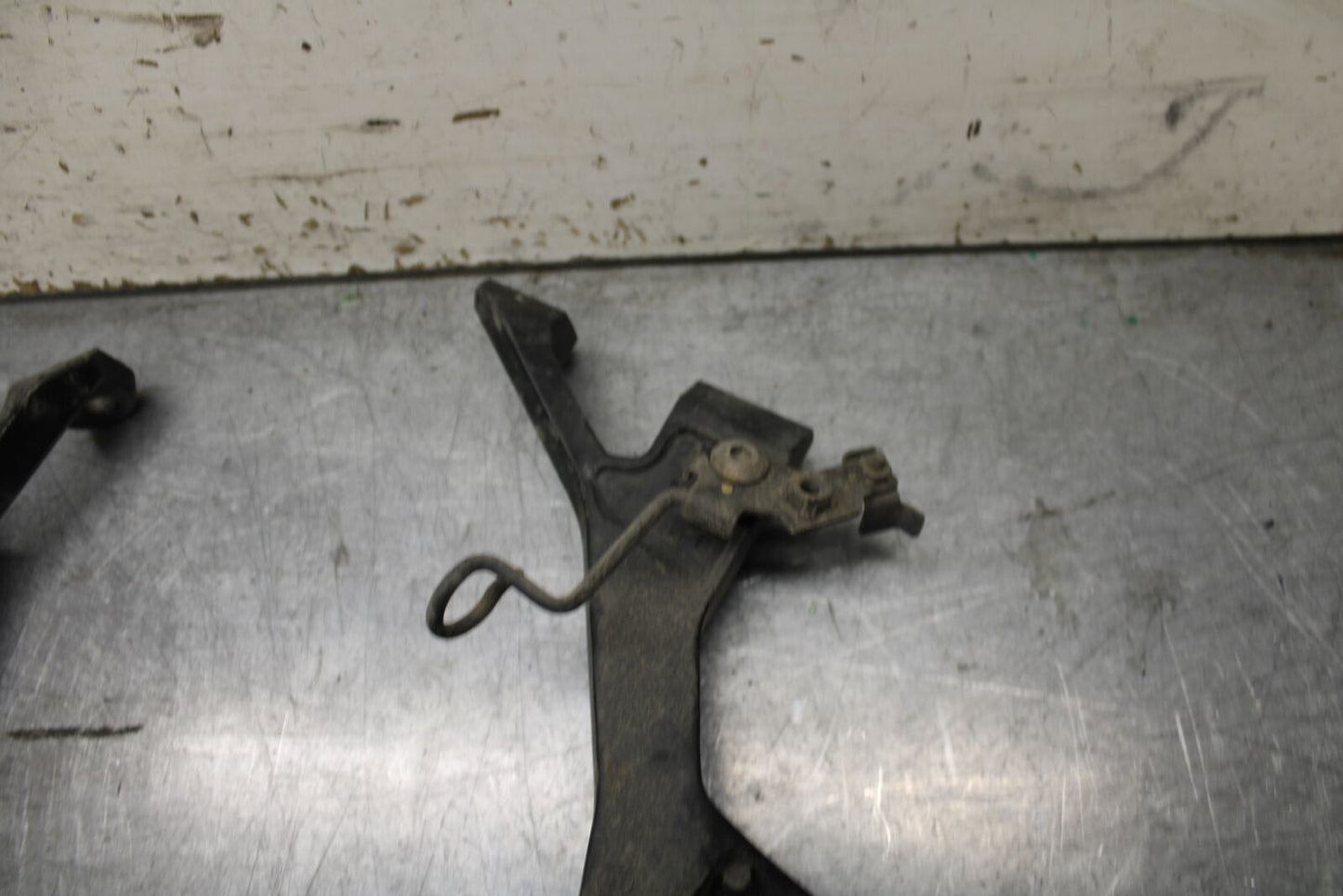 24 KAWASAKI NINJA 500 ABS REAR BACK PASSENGER PEG SET PAIR BB744