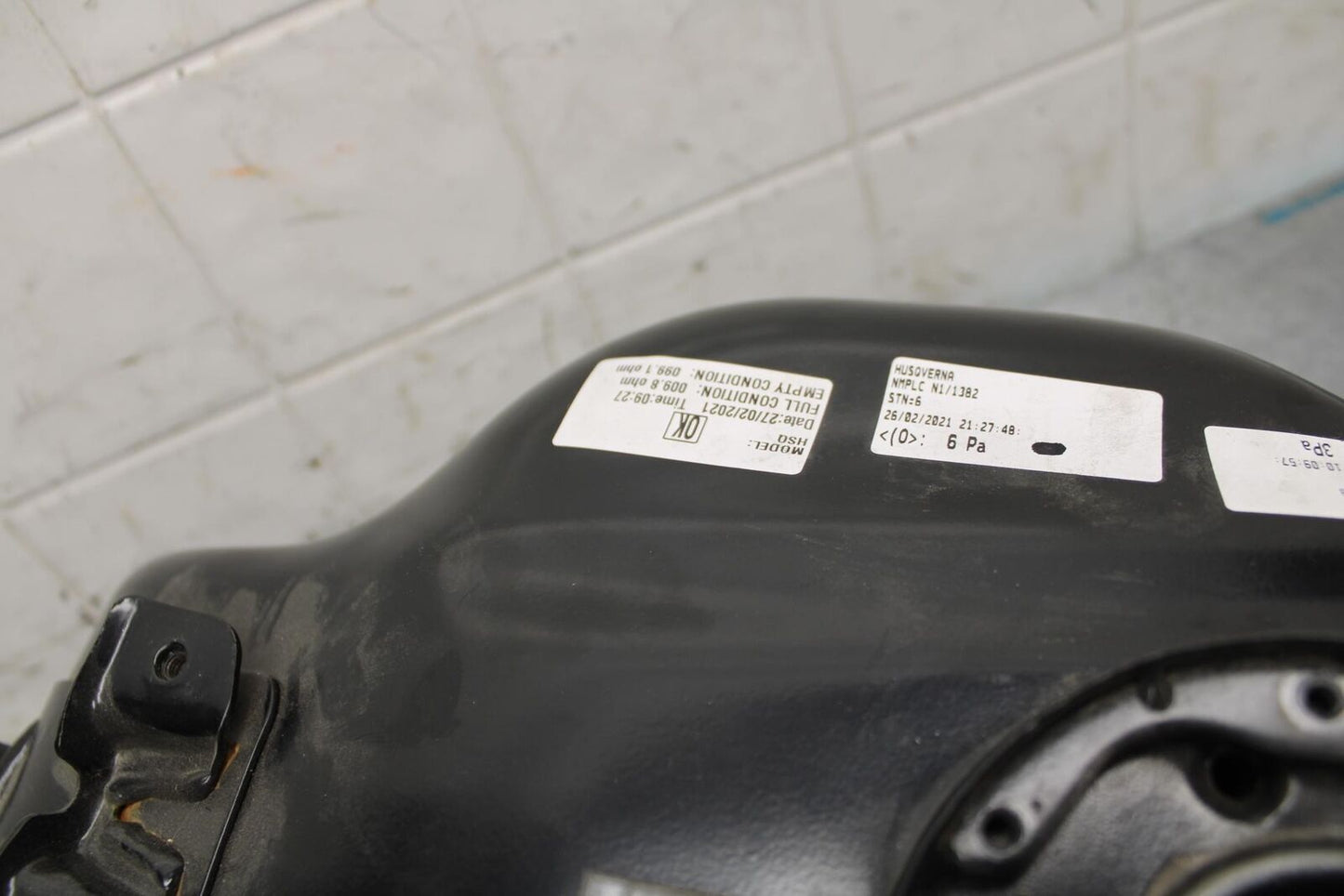 21 HUSQVARNA VITPILEN 401 GAS TANK FUEL CELL PETROL RESERVOIR BB467