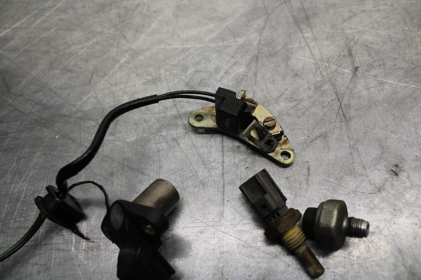 04-05 SUZUKI GSXR600 CRANKSHAFT POSTION PICK UP SENSOR ENGINE BB329
