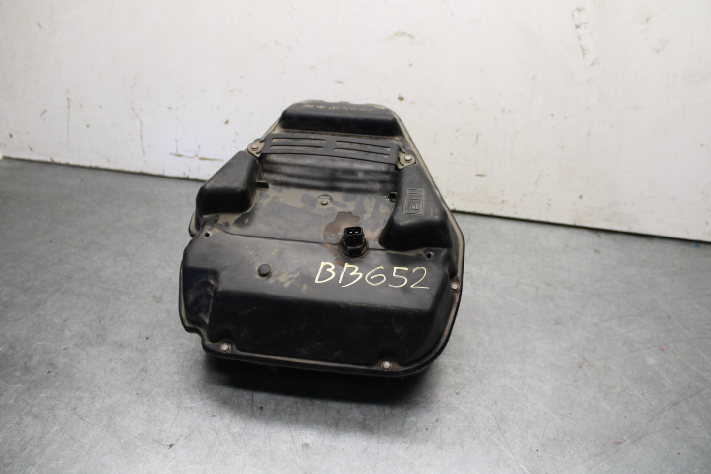 09-11 TRIUMPH DAYTONA 675 AIRBOX AIR INTAKE FILTER BOX BB652