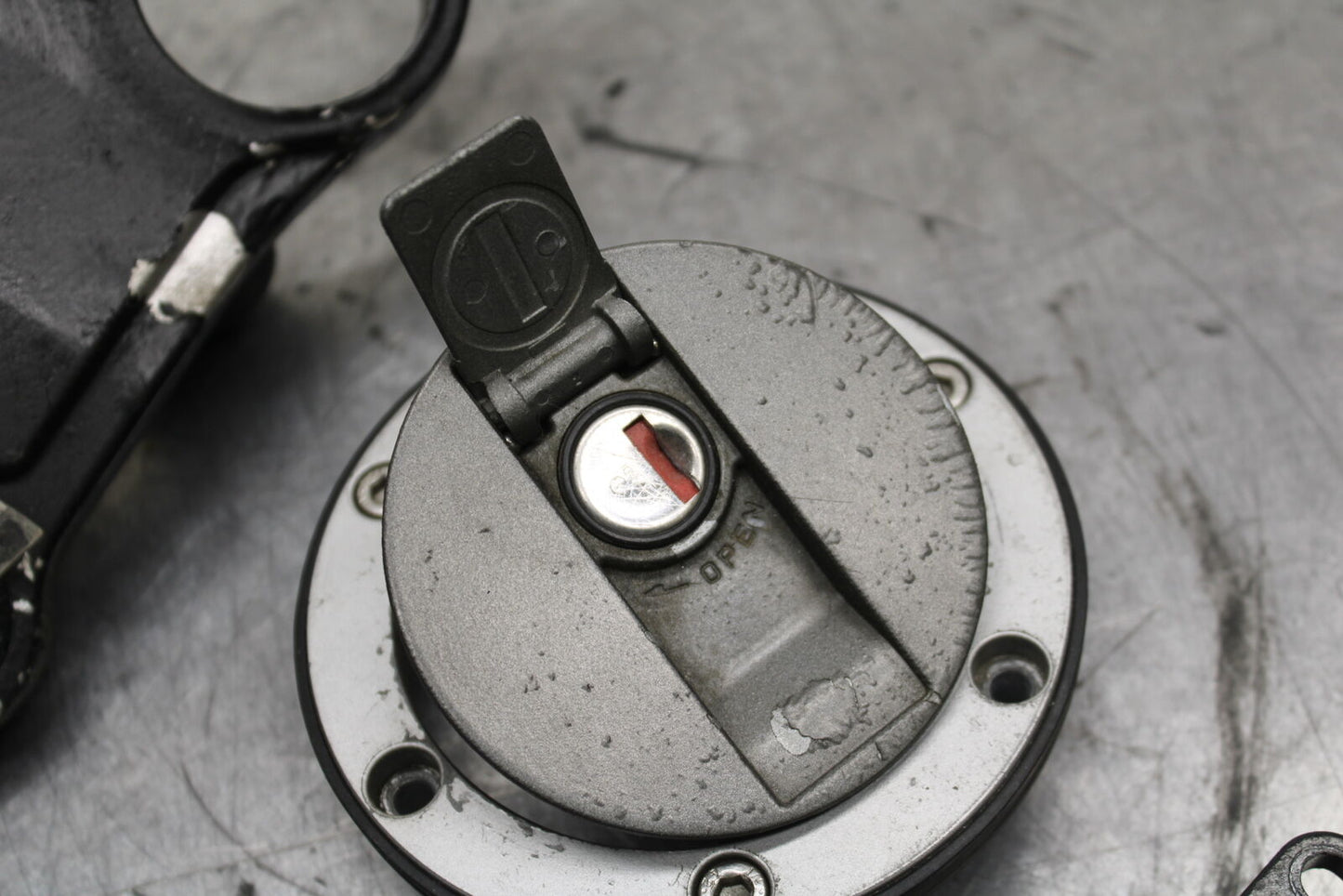03-04 TRIUMPH DAYTONA 600 IGNITION LOCK KEY SET W/ GAS CAP AND SEAT LOCK BB745