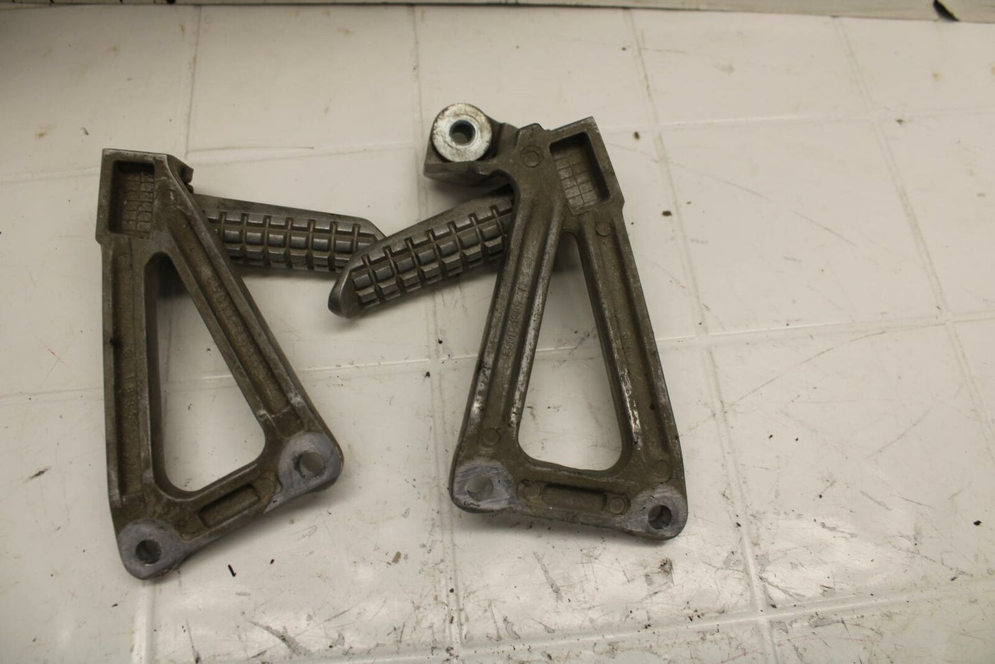 96-03 KAWASAKI NINJA ZX7R REAR BACK PASSENGER PEG SET PAIR BB20