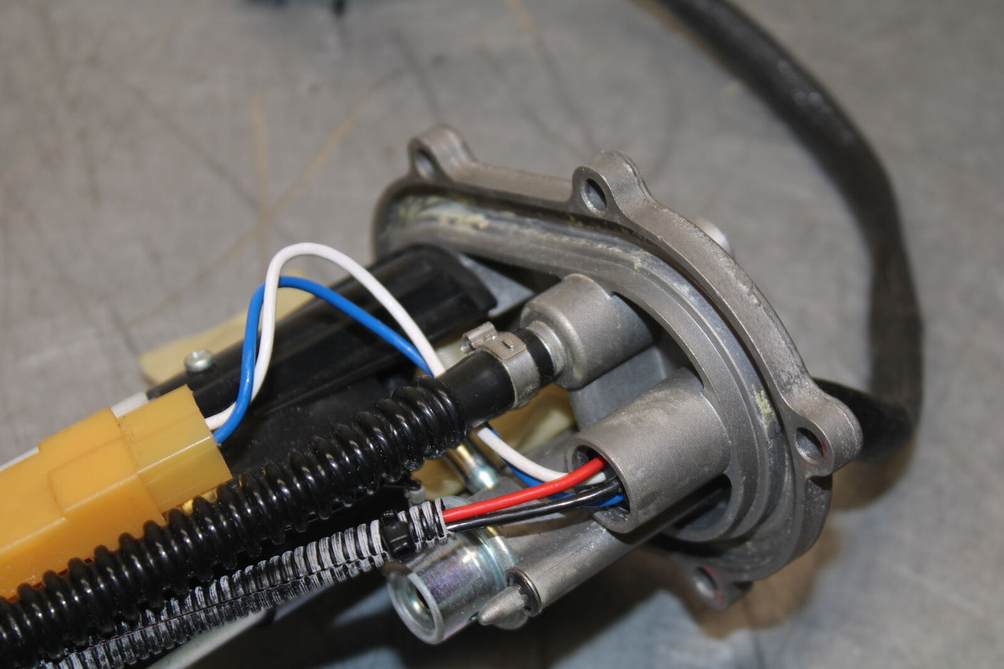 09-11 DUCATI STREETFIGHTER FUEL PUMP GAS PETROL SENDER UNIT BB705