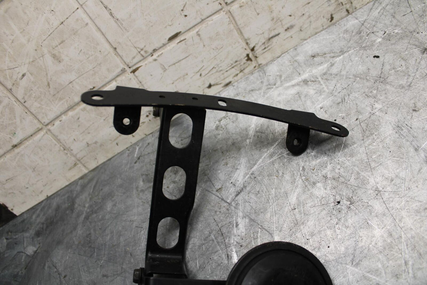 2007 Suzuki GSXR1000 OIL COOLER MOUNTING BRACKET MOUNT SUPPORT BB44