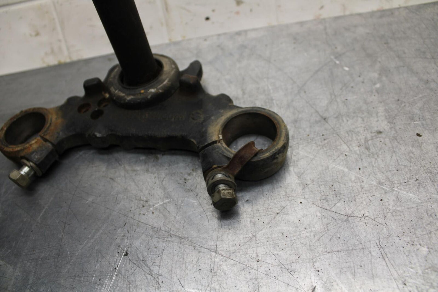 75 SUZUKI GT 550 FRONT FORKS CLAMP LOWER TRIPLE TREE STEM BB72