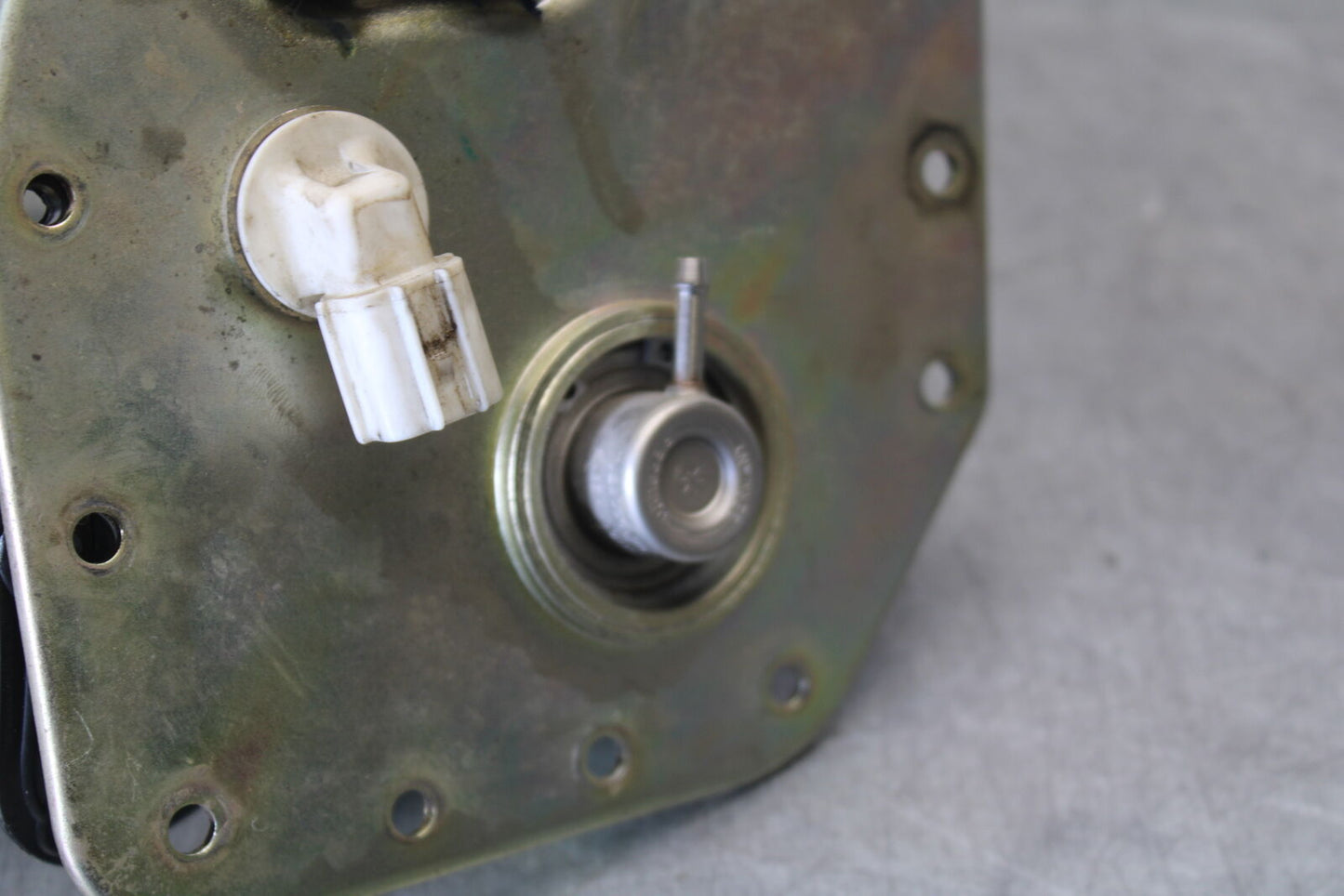 01-06 TRIUMPH TIGER 955I FUEL PUMP GAS PETROL SENDER UNIT BB693