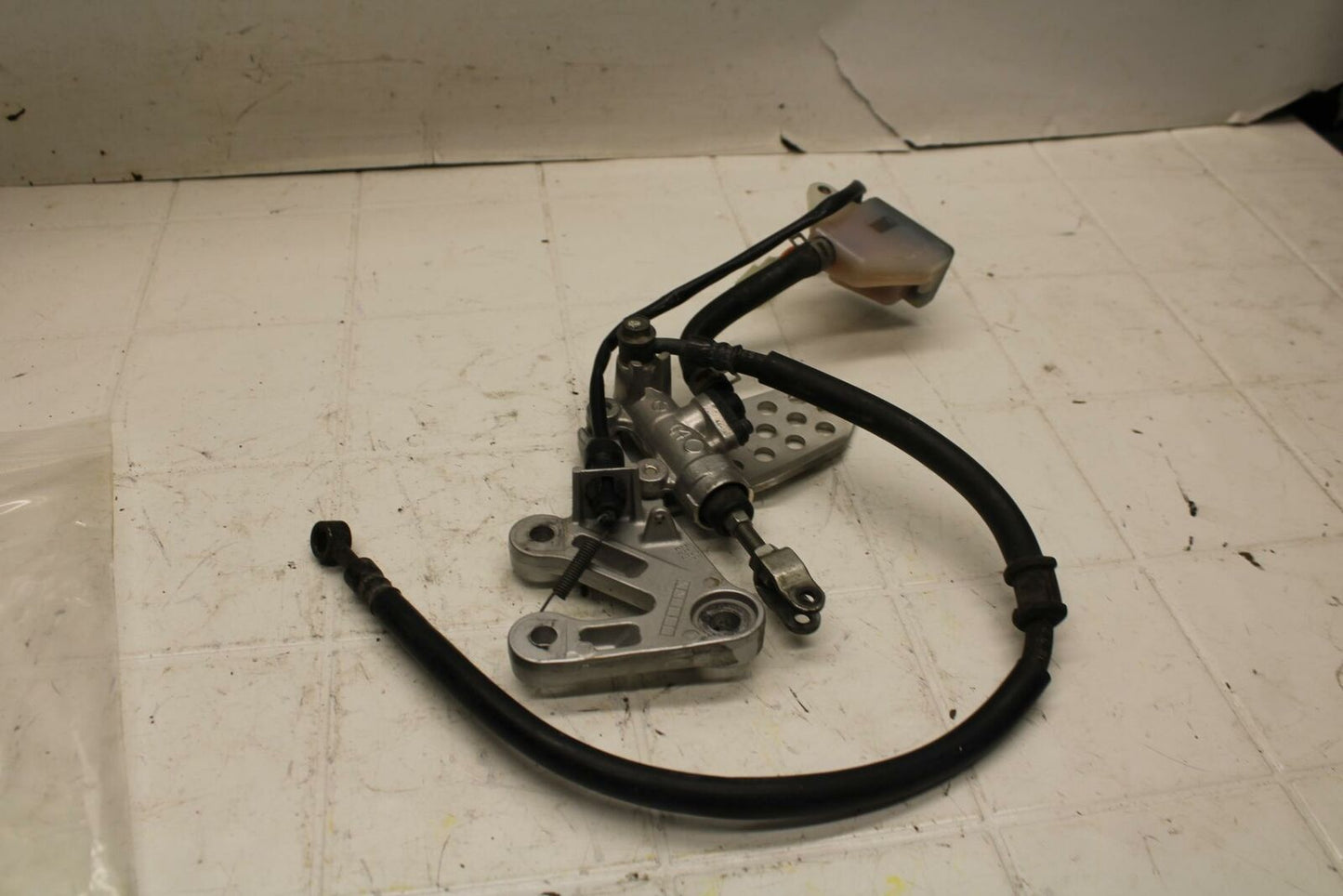 04-05 SUZUKI GSXR600 RIGHT REARSET REAR SET DRIVER FOOT PEG REST STOP BB18