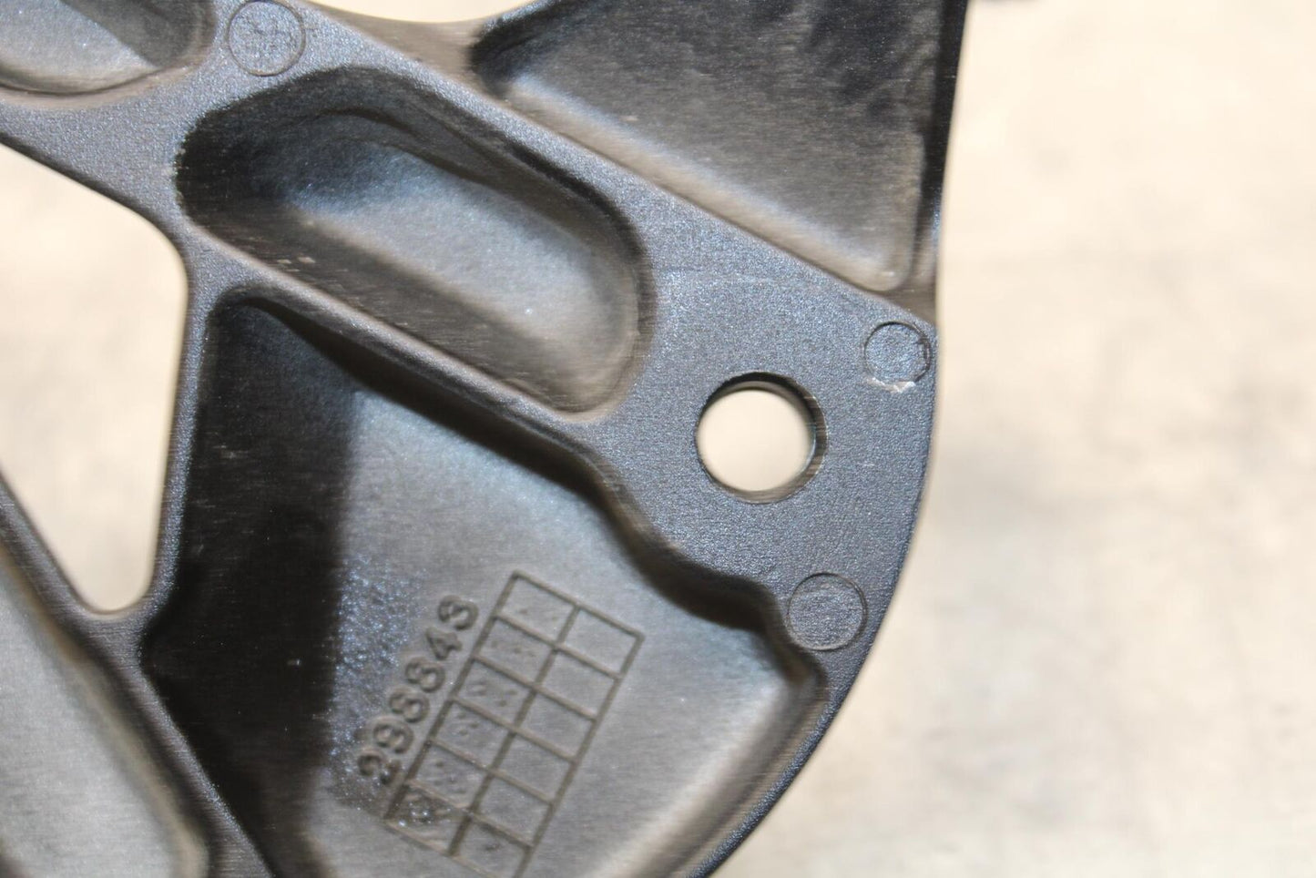 20 SUZUKI GSXR 1000 RIGHT REARSET REAR SET DRIVER FOOT PEG REST STOP BB597