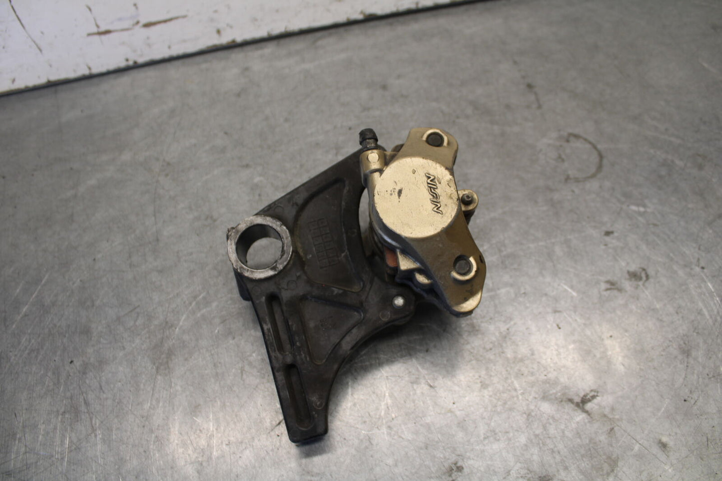 04 SUZUKI GSXR600 REAR BACK BRAKE CALIPER W MOUNT BRACKET 69100-18G00-999 BB676