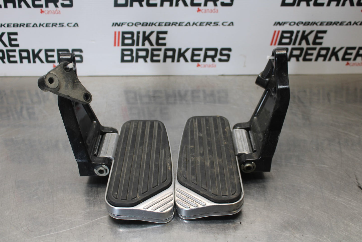 03-08 KAWASAKI VULCAN 1600 REAR PASSENGER FOOT STEP PEG SET PAIR BB196