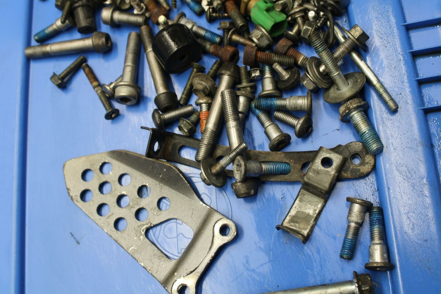 04-05 SUZUKI GSXR750 ENGINE MOUNTING BOLTS ASSORTED HARDWARE SCREWS BB270