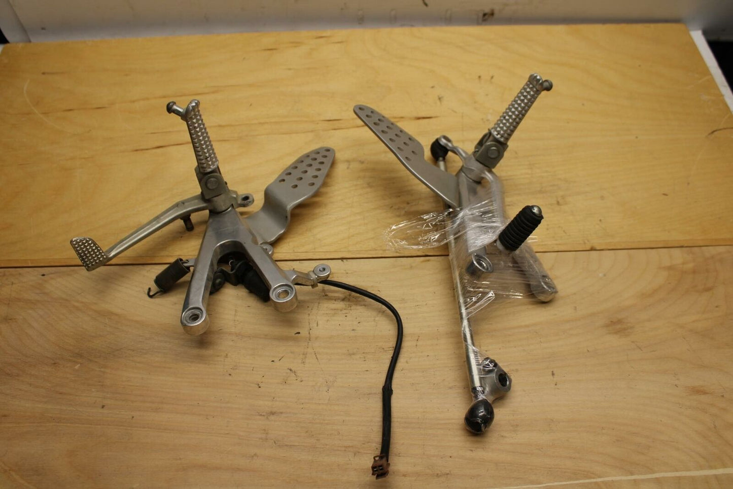 02-03 YAMAHA YZF R1 5PW RIGHT LEFT REARSETS REAR SET DRIVER FOOT PEGS BB313