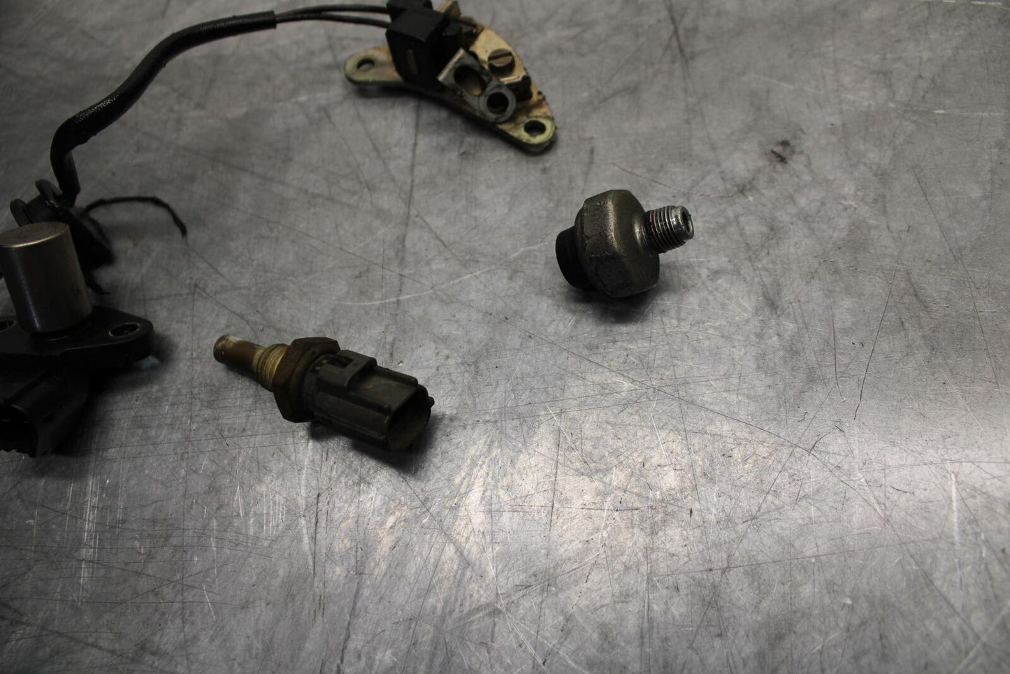 04-05 SUZUKI GSXR600 CRANKSHAFT POSTION PICK UP SENSOR ENGINE BB329