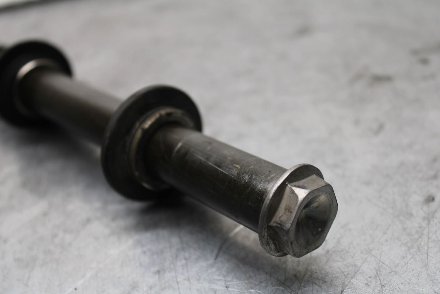 04-06 YAMAHA YZF R1 FRONT WHEEL RIM AXLE PIVOT BOLT 2C0-25181-00-00 BB659