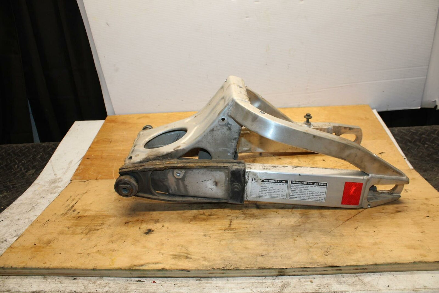 99-00 YAMAHA YZF R6 REAR SWINGARM BACK SUSPENSION SWING ARM BB327