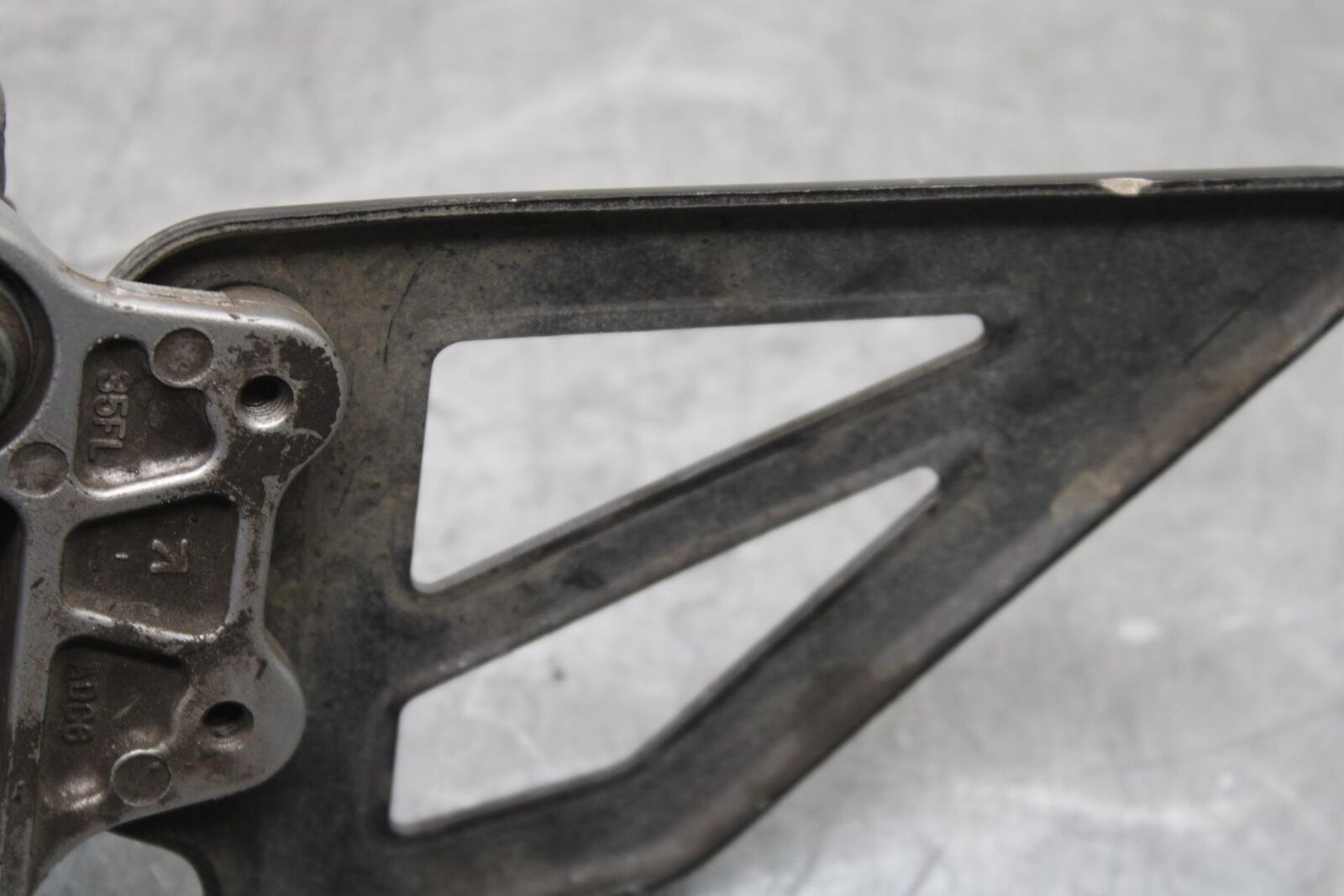 01-03 SUZUKI GSXR600 LEFT REARSET REAR SET DRIVER FOOT PEG REST STOP BB633