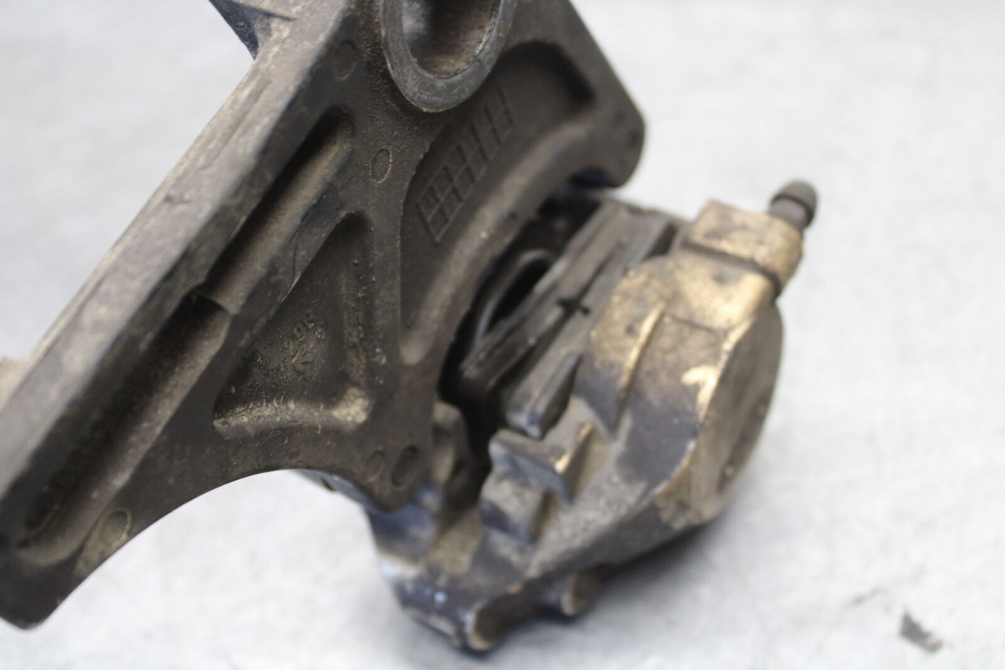 04-05 SUZUKI GSXR600 REAR BACK BRAKE CALIPER W MOUNT BRACKET BB658