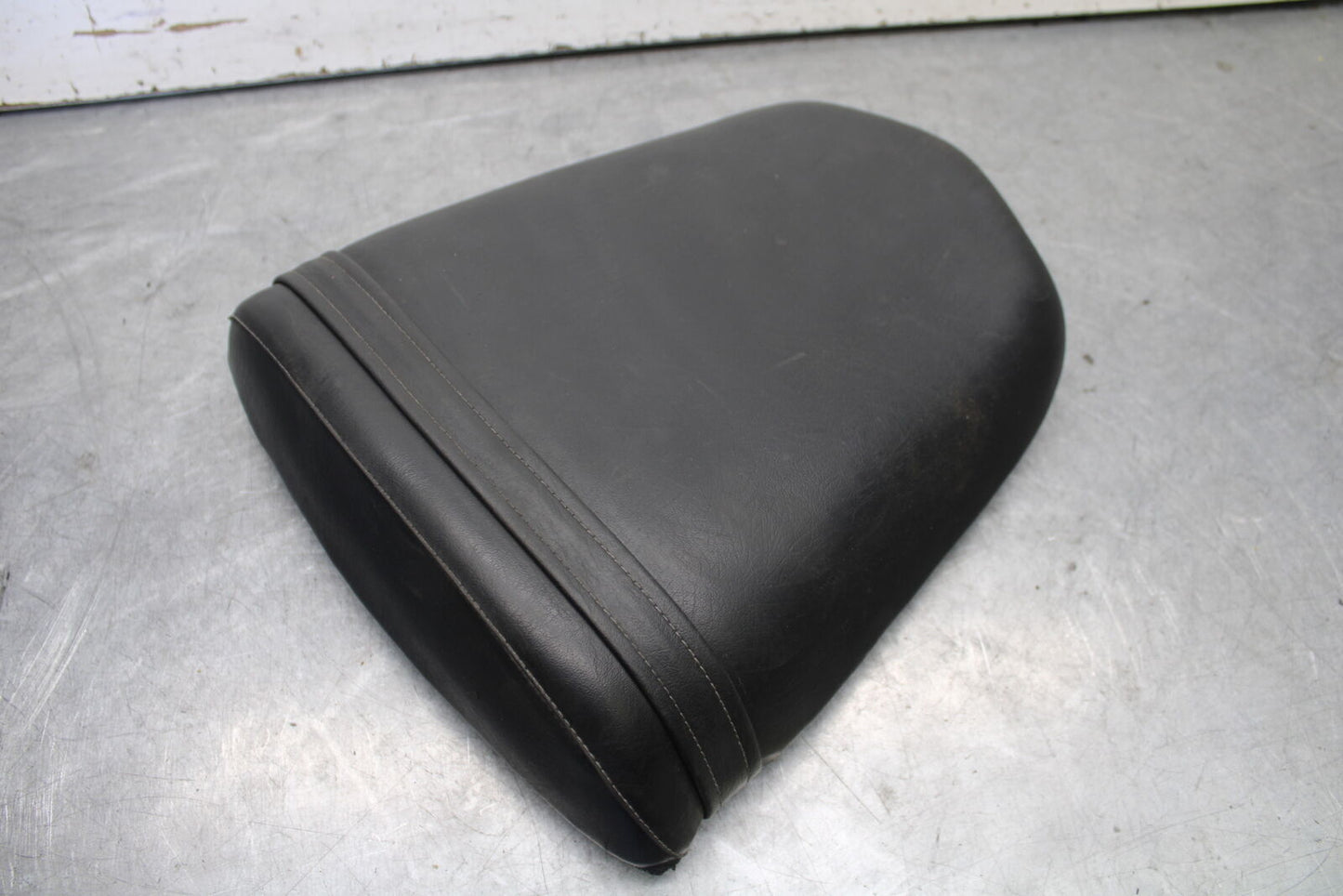 04-05 SUZUKI GSXR600 REAR BACK PASSENGER TANDEM SEAT PAD SADDLE PILLION BB658