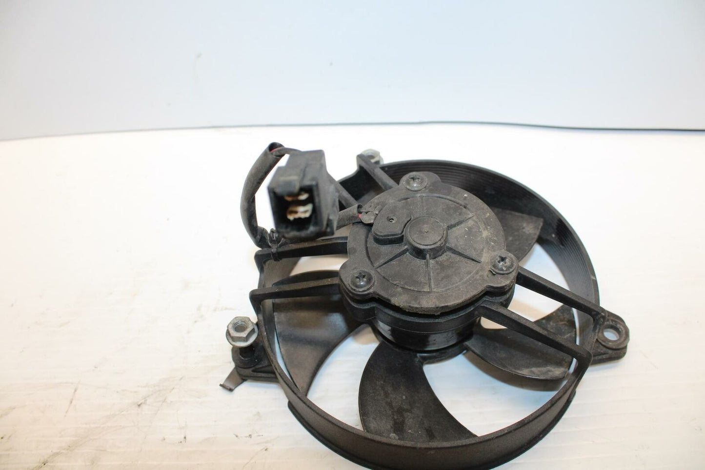 18-20 HUSQVARNA VITPILEN 401 ENGINE RADIATOR COOLING FAN BB248