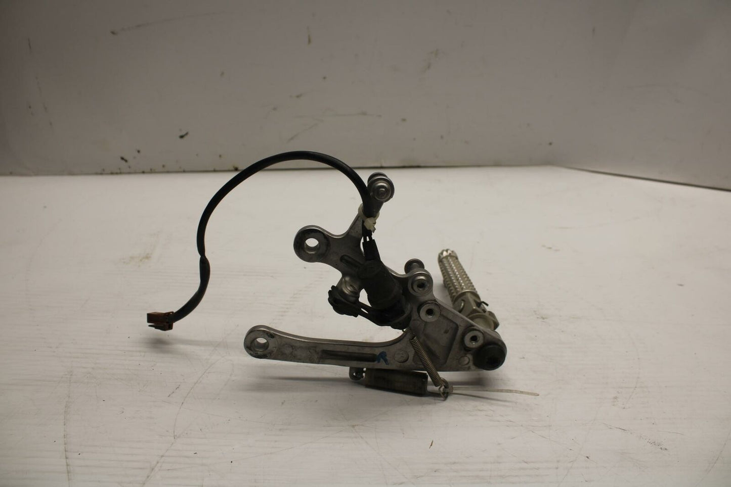 06 YAMAHA YZF R1 RIGHT REARSET REAR SET DRIVER FOOT PEG REST STOP BB282