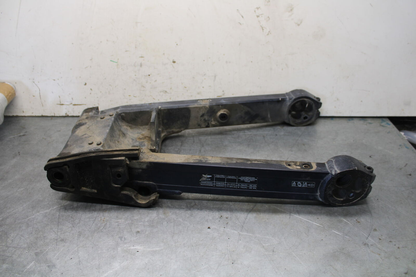 01-06 TRIUMPH TIGER 955I REAR SWINGARM BACK SUSPENSION SWING ARM BB693