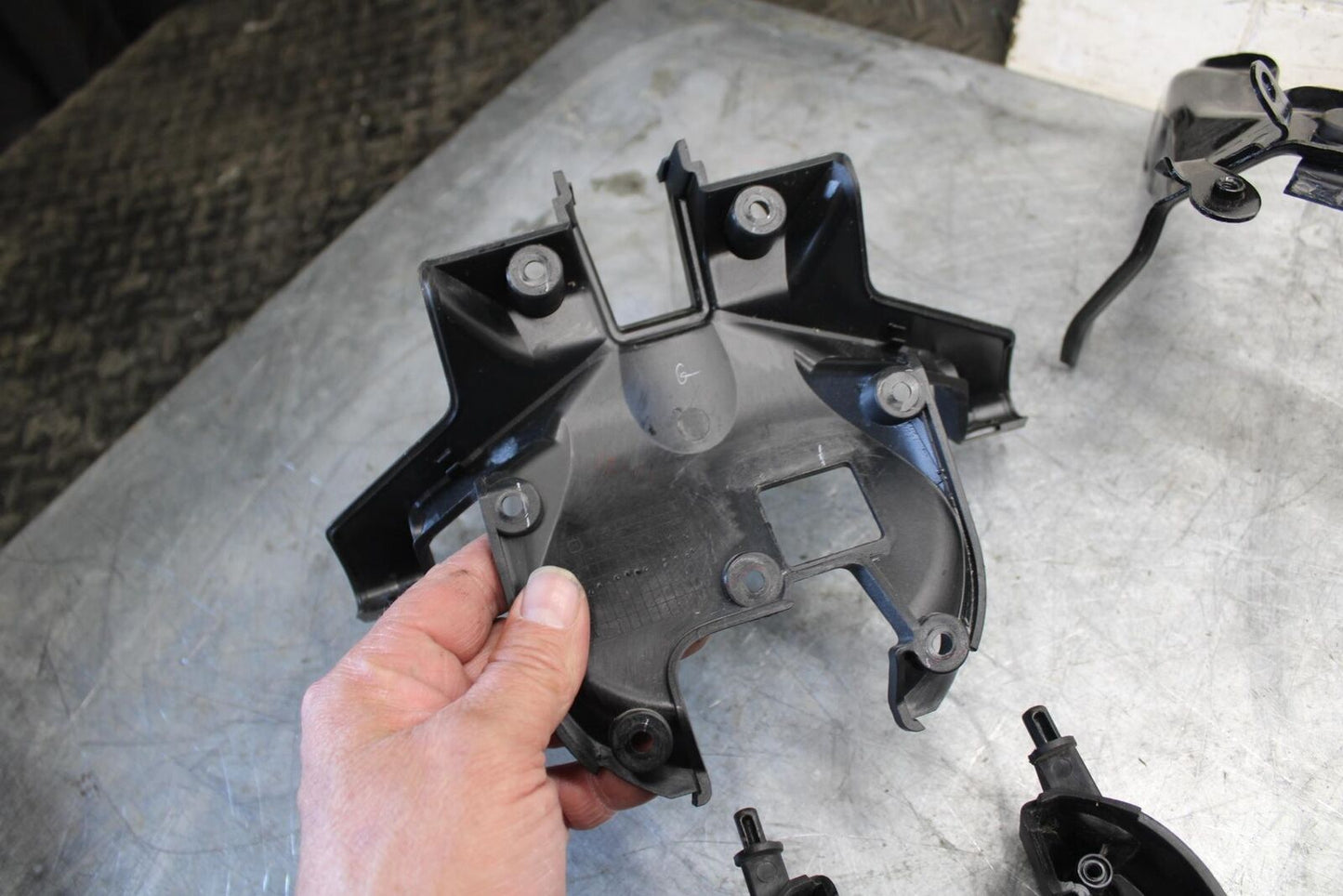 22-23 HUSQVARNA SVARTTPILEN 401 LIGHT TANK BRACKET LEFTOVER BB541
