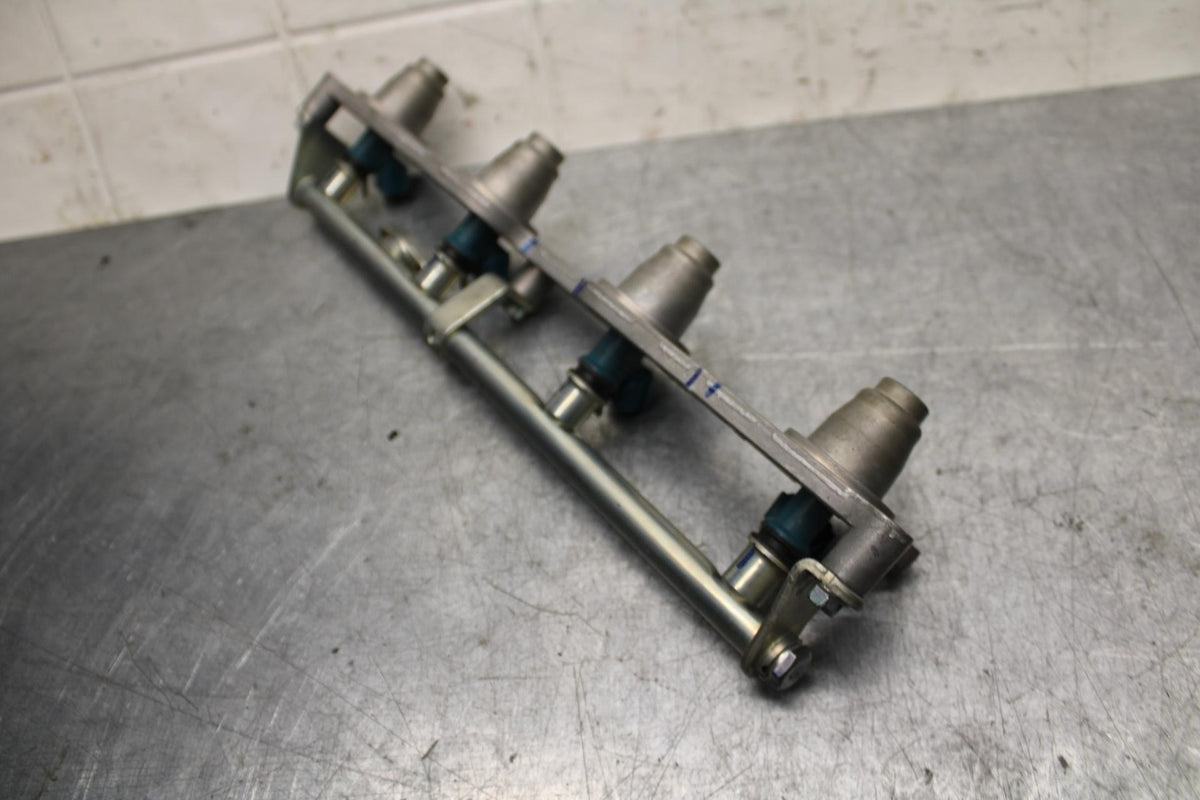 06-07 HONDA CBR1000RR SECONDARY FUEL INJECTORS TOP AIRBOX GAS RAIL BB75