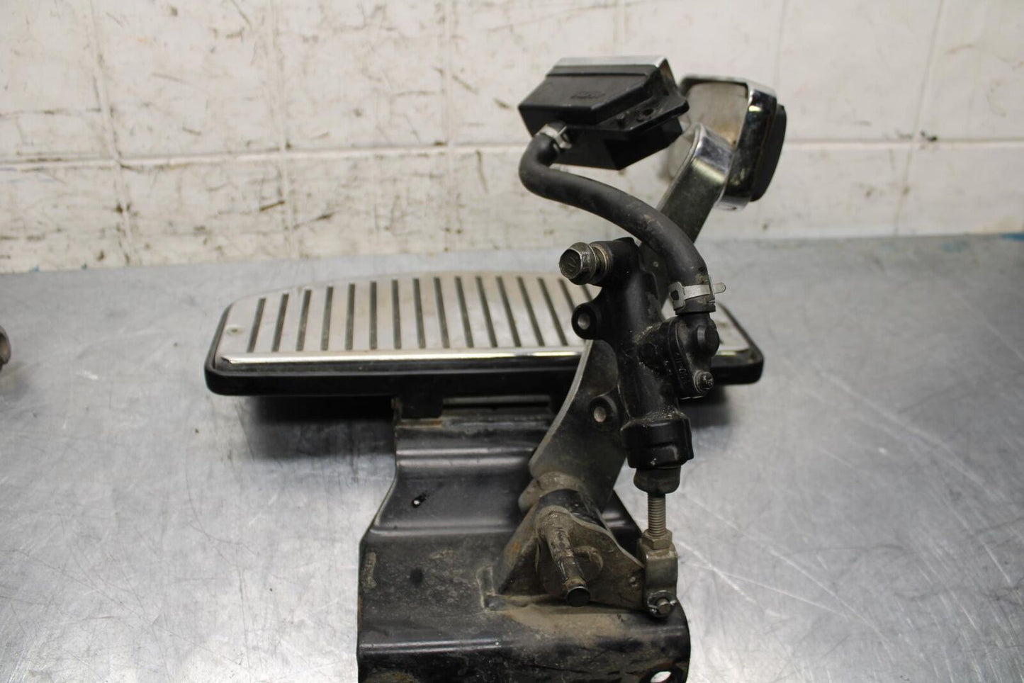 2004 Suzuki Intruder 1500 VL1500 REAR BRAKE MASTER CYLINDER W RESERVOIR BB573