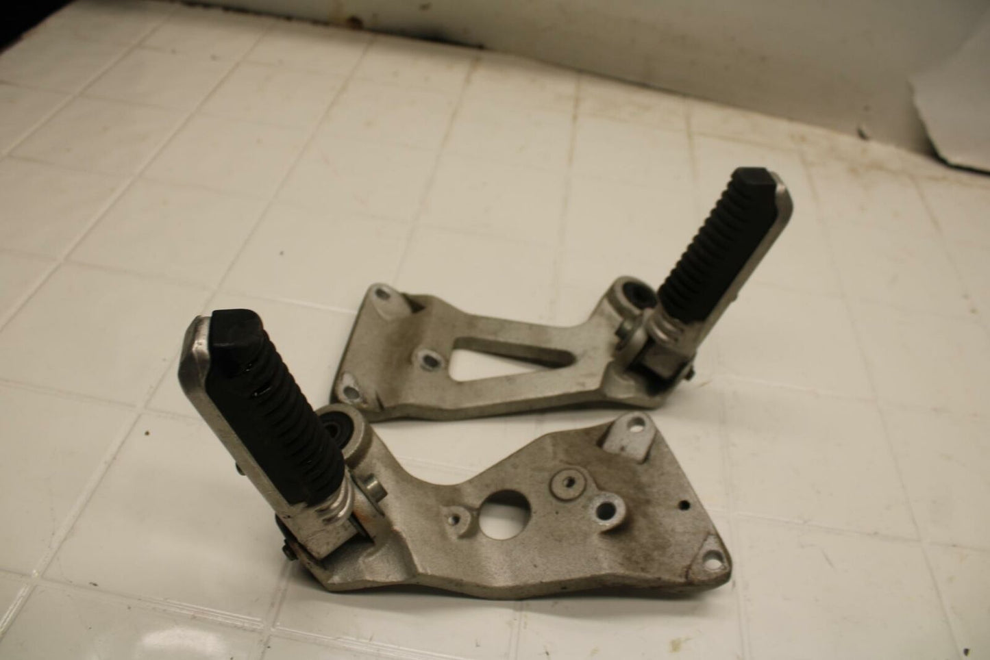 91-92 SUZUKI GSXR1100 GSXR 1100M REAR BACK PASSENGER PEG SET PAIR BB03c
