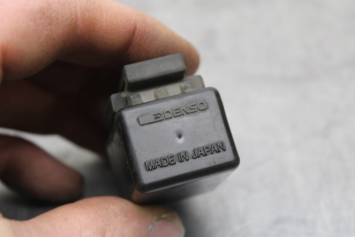 04-05 YAMAHA YZF R1 TURN SIGNAL BLINKER RELAY FLASHER SWITCH BB131