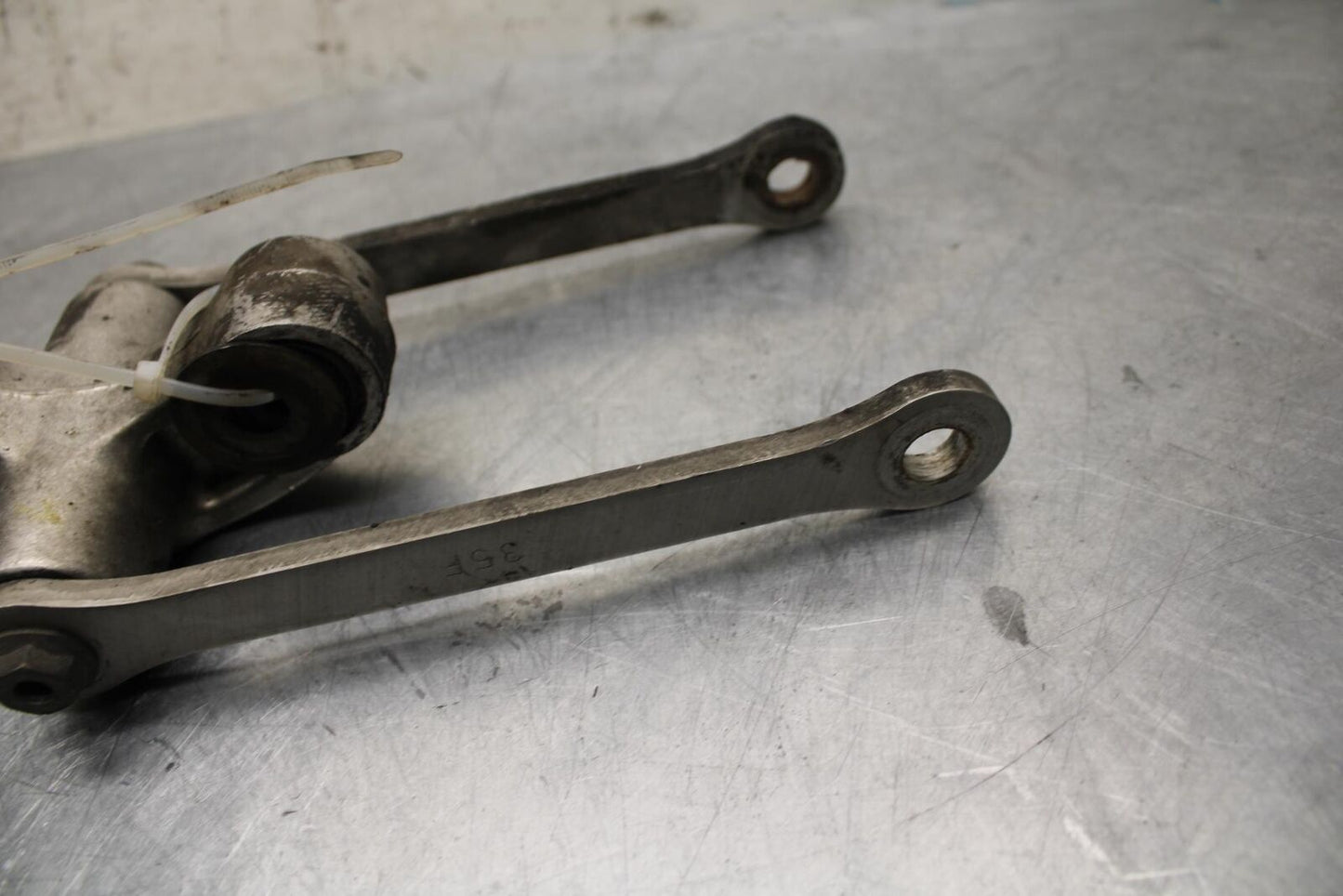 01 SUZUKI GSXR1000 REAR DOGBONE SHOCK LINKAGE LINK 62600-35870 BB06