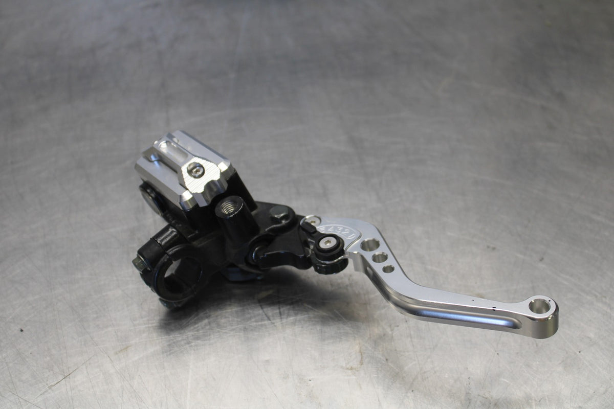 03-04 YAMAHA YZF R6S FRONT BRAKE MASTER CYLINDER w/ LEVER BB890