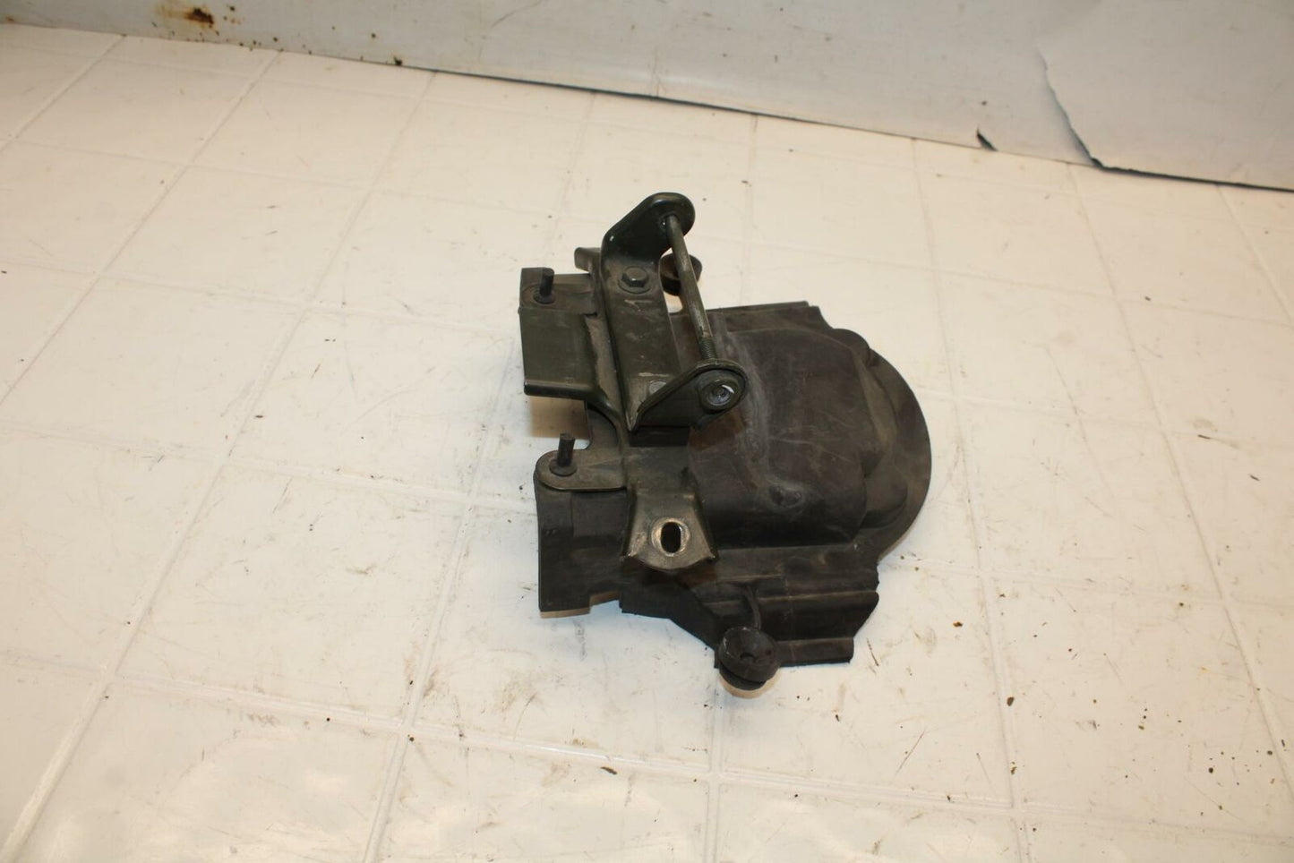 01-05 YAMAHA FZS1000 GAS TANK FUEL CELL PETROL RESERVOIR BRACKET MOUNT BB10
