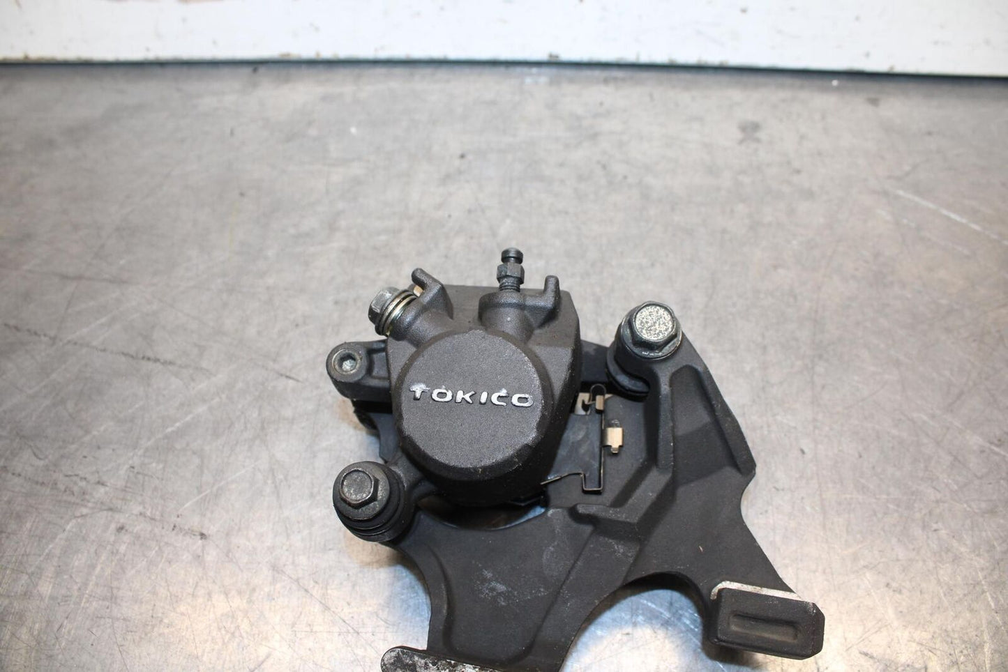 08-10 SUZUKI GSXR 600 750 REAR BACK BRAKE CALIPER W MOUNT BRACKET BB101