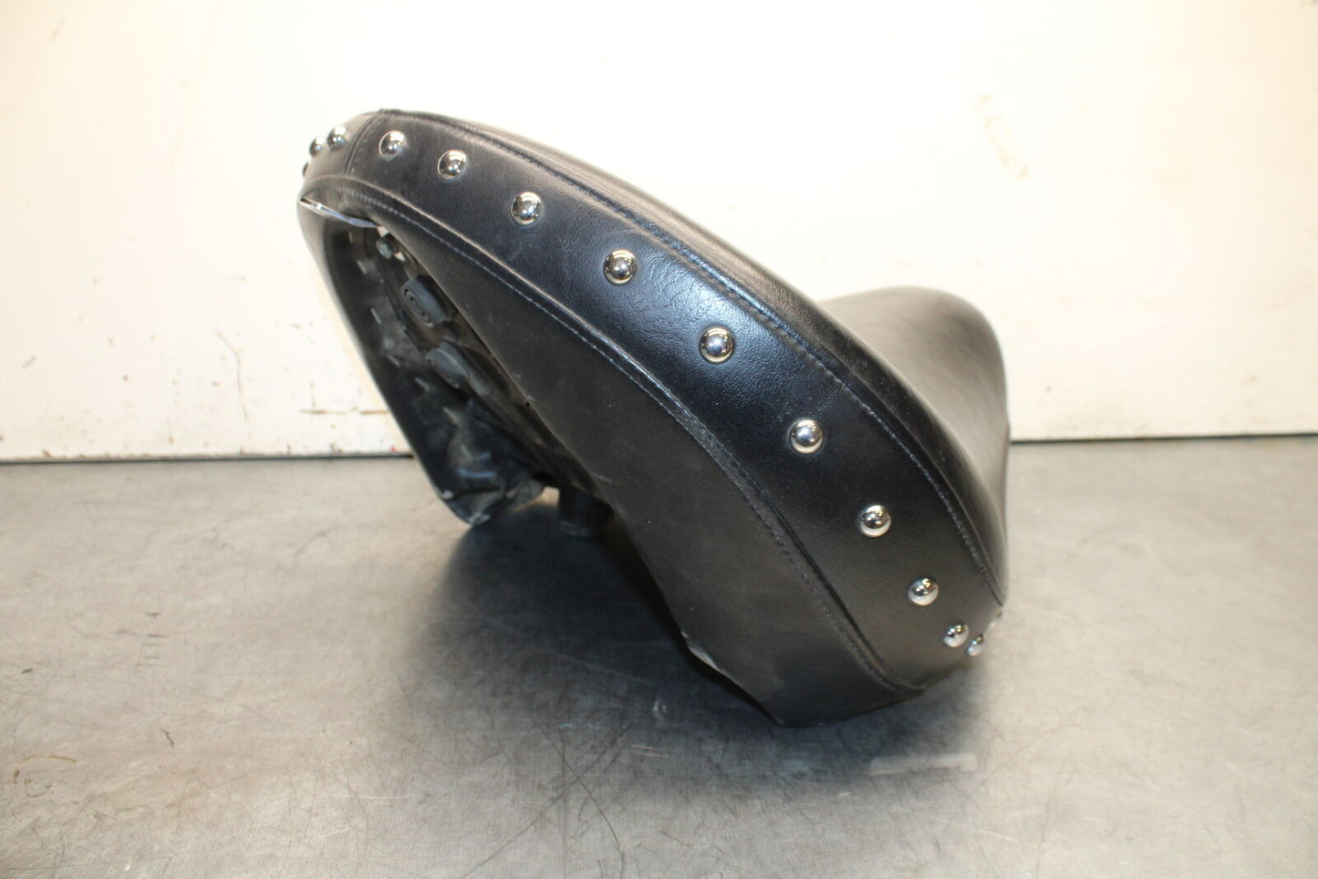 99-00 YAMAHA V STAR 1100 FRONT DRIVERS SEAT BB711