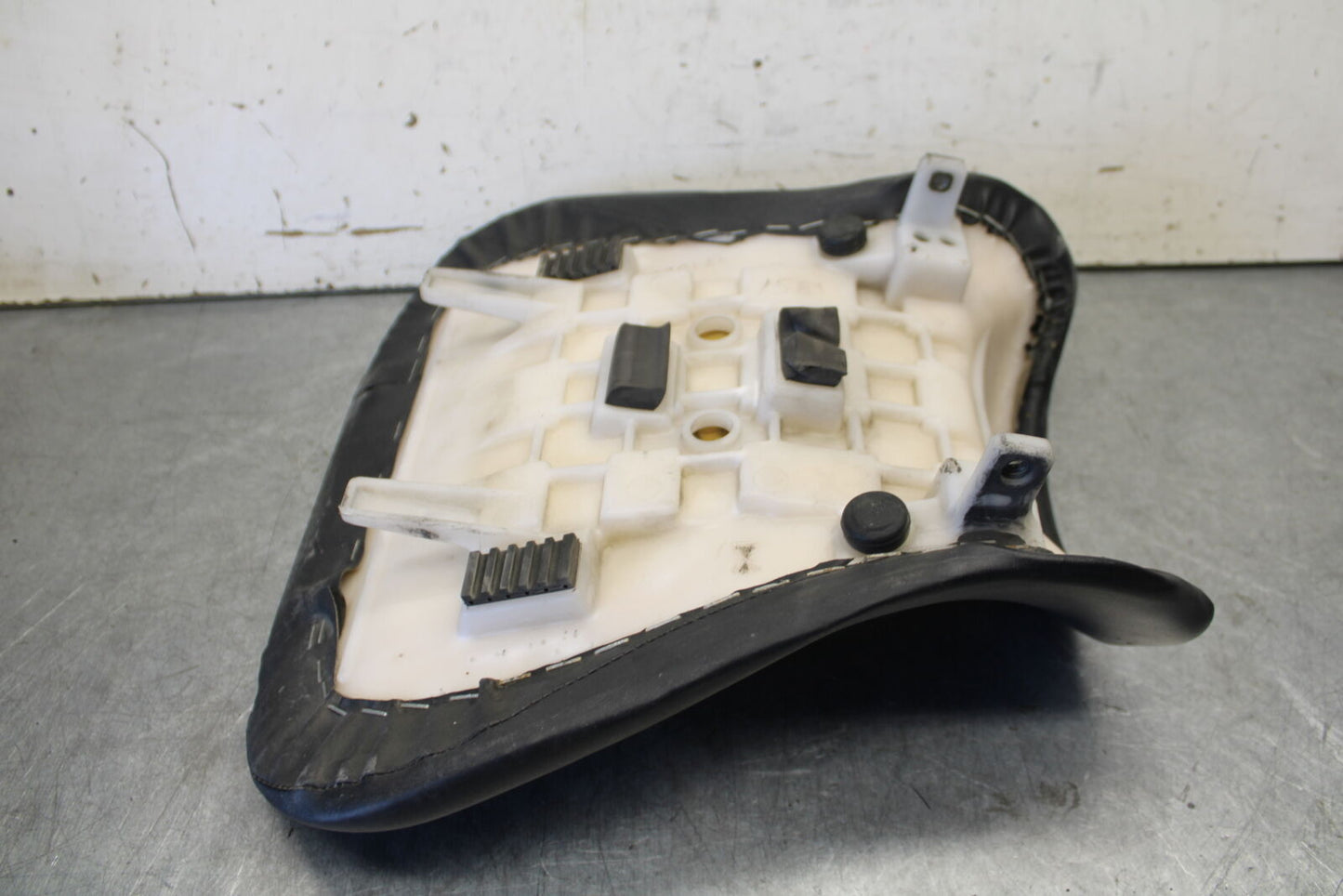 04 SUZUKI GSXR600 FRONT DRIVERS SEAT PAD SADDLE PILLION 45100-29G00-6BY BB676