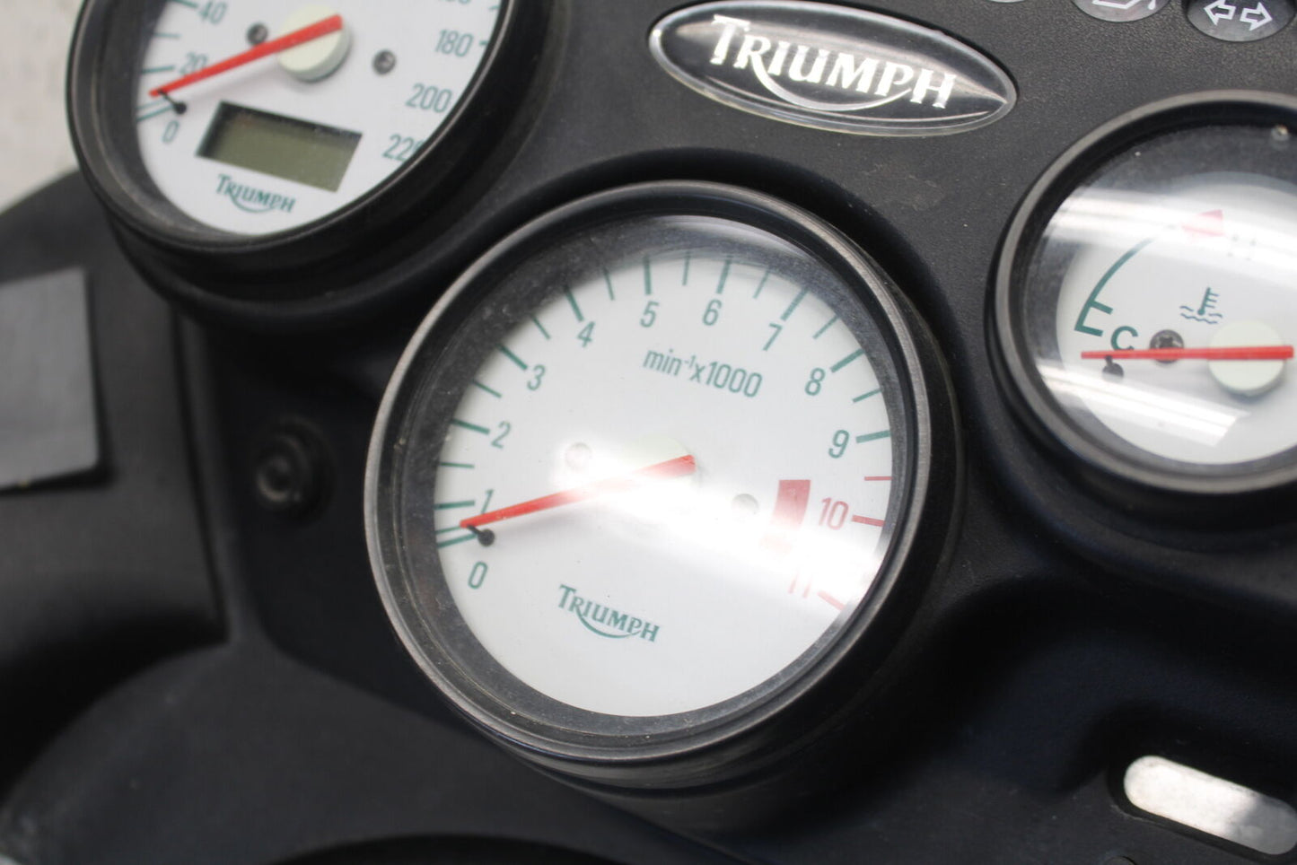 01-06 TRIUMPH TIGER 955I SPEEDO TACH GAUGES DISPLAY CLUSTER SPEEDOMETER BB693
