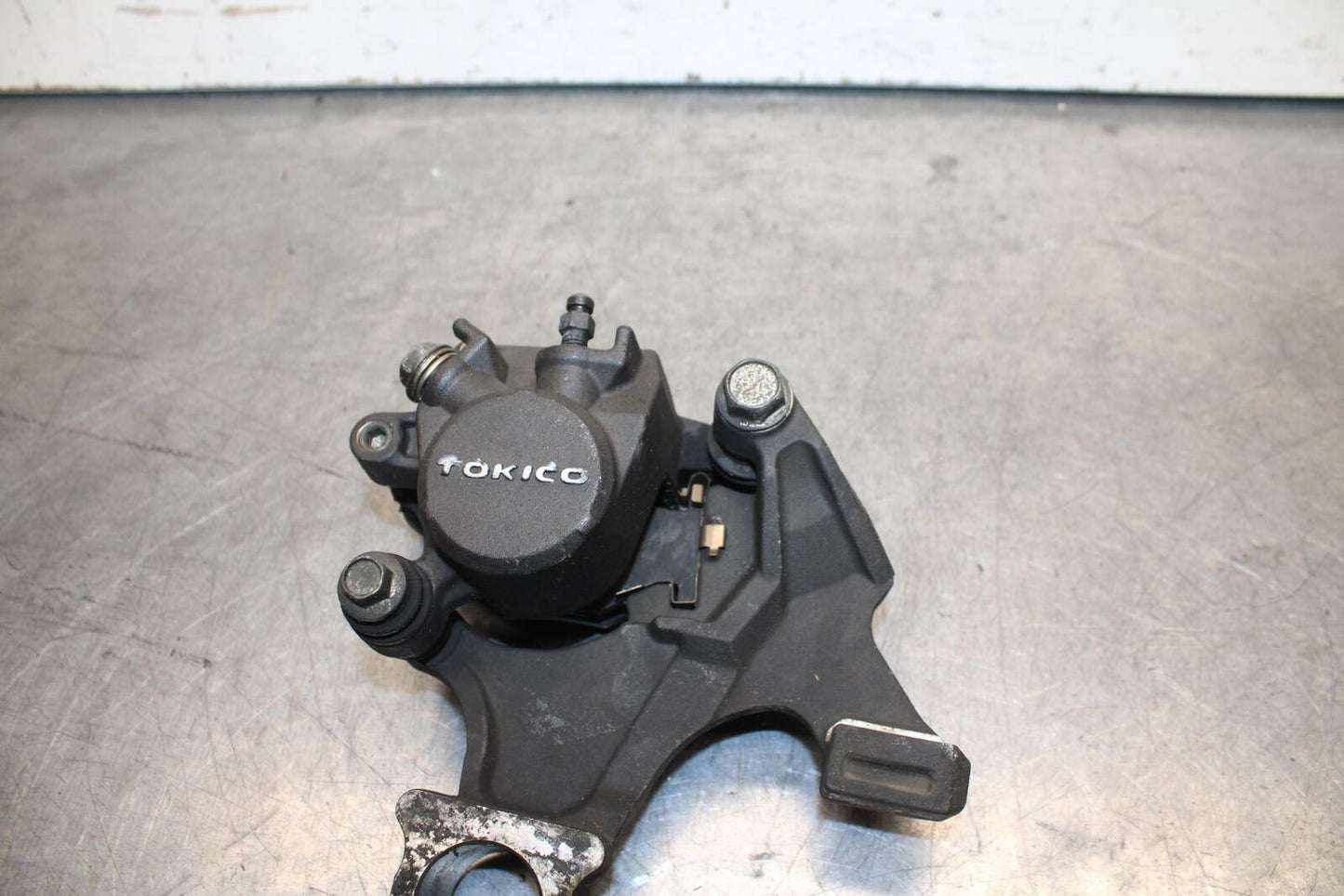 08-10 SUZUKI GSXR 600 750 REAR BACK BRAKE CALIPER W MOUNT BRACKET BB101