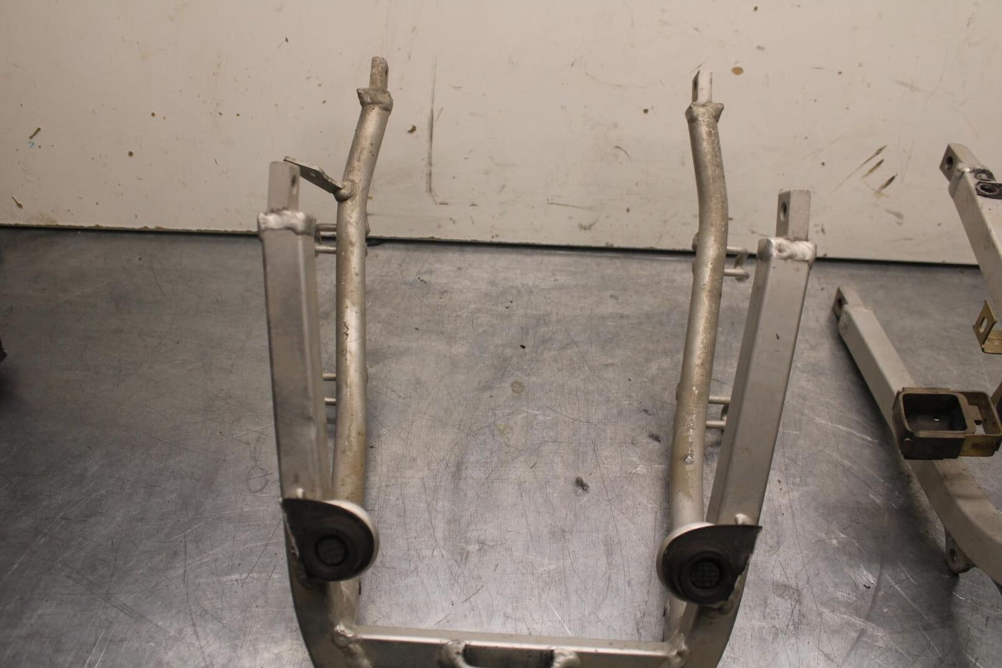 1999 Suzuki GSXR600 REAR SUBFRAME BACK SUB FRAME 41200-33E20 43980-33E20 BB608