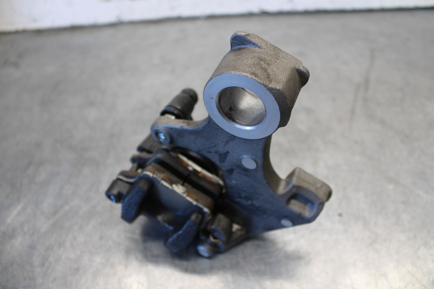 11-24 SUZUKI GSXR750 REAR BACK BRAKE CALIPER W MOUNT BRACKET BB687