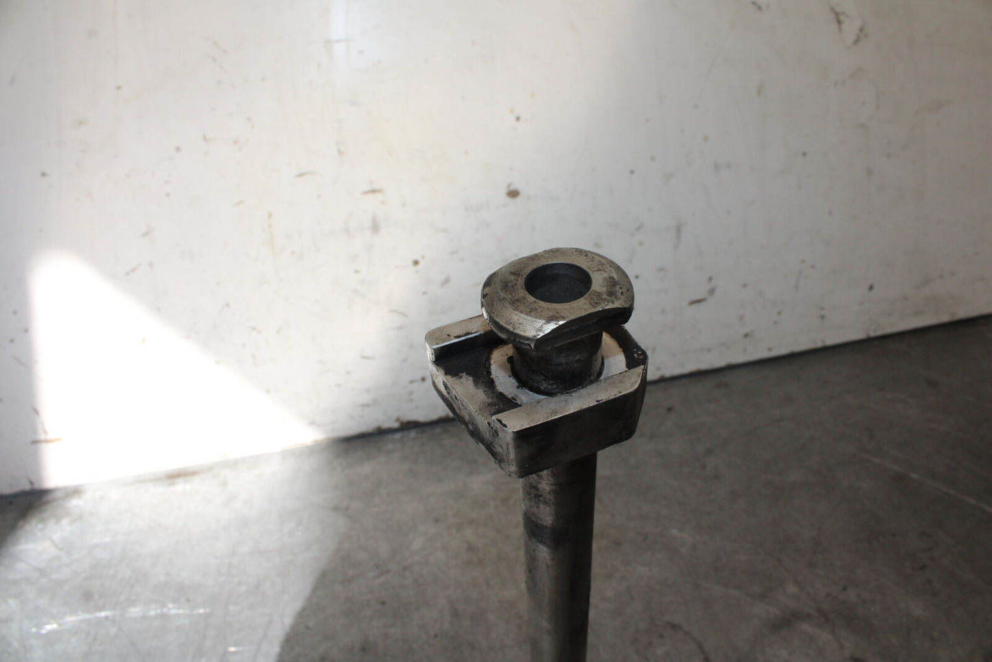 07-08 TRIUMPH DAYTONA 675 REAR AXLE BACK WHEEL RIM PIVOT BOLT AXEL BB685