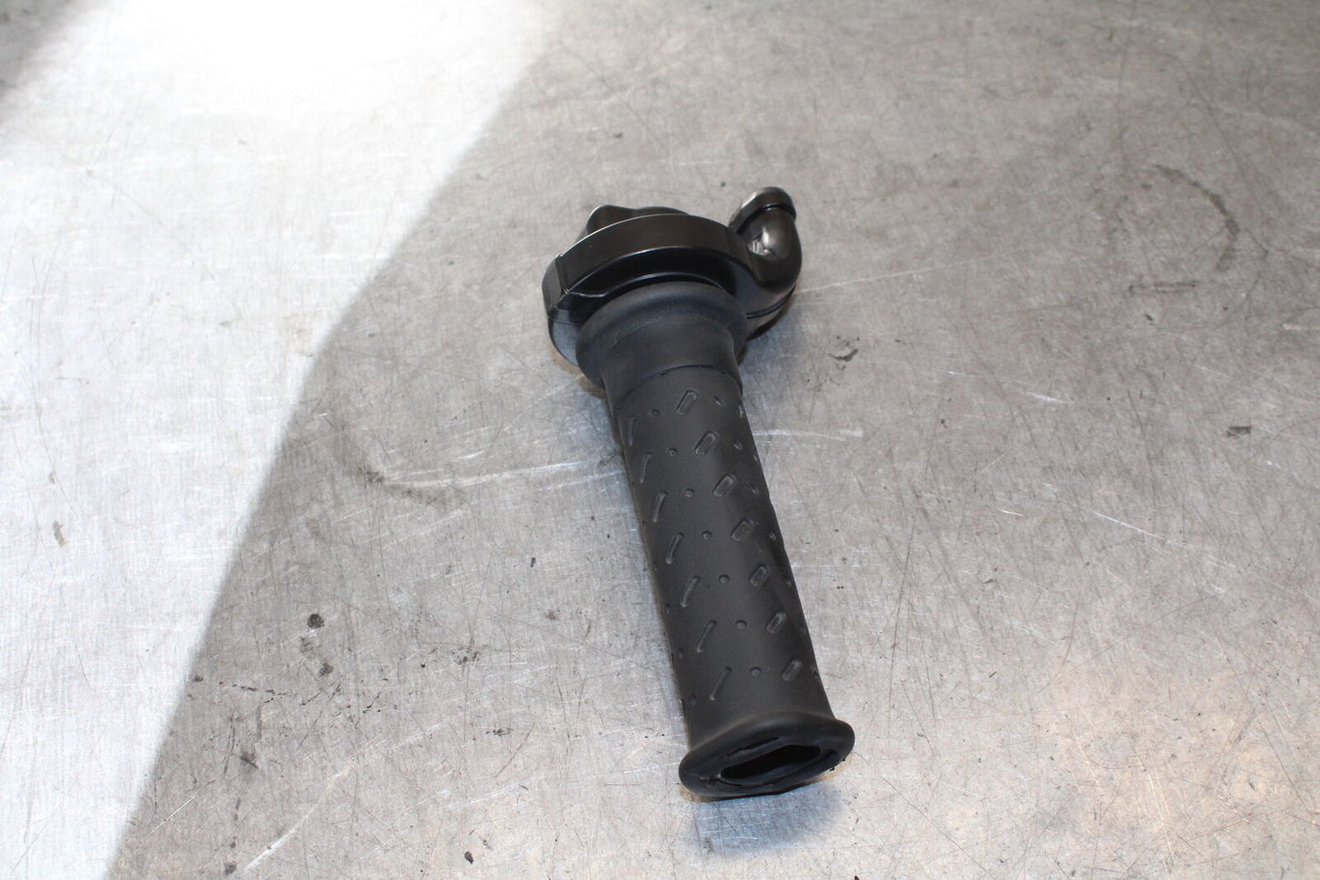 07-08 TRIUMPH DAYTONA 675 THROTTLE CABLE LINE HOUSING GUIDE BB685