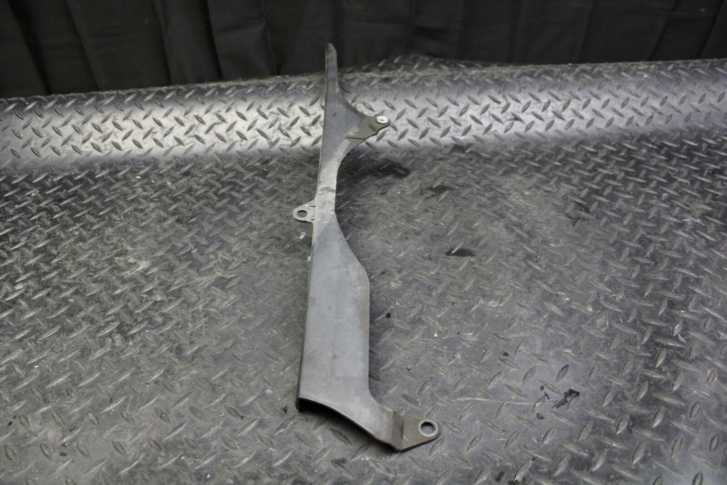 01-06 YAMAHA YZF R6S REAR BACK DRIVE CHAIN GUARD COVER SHIELD BB169