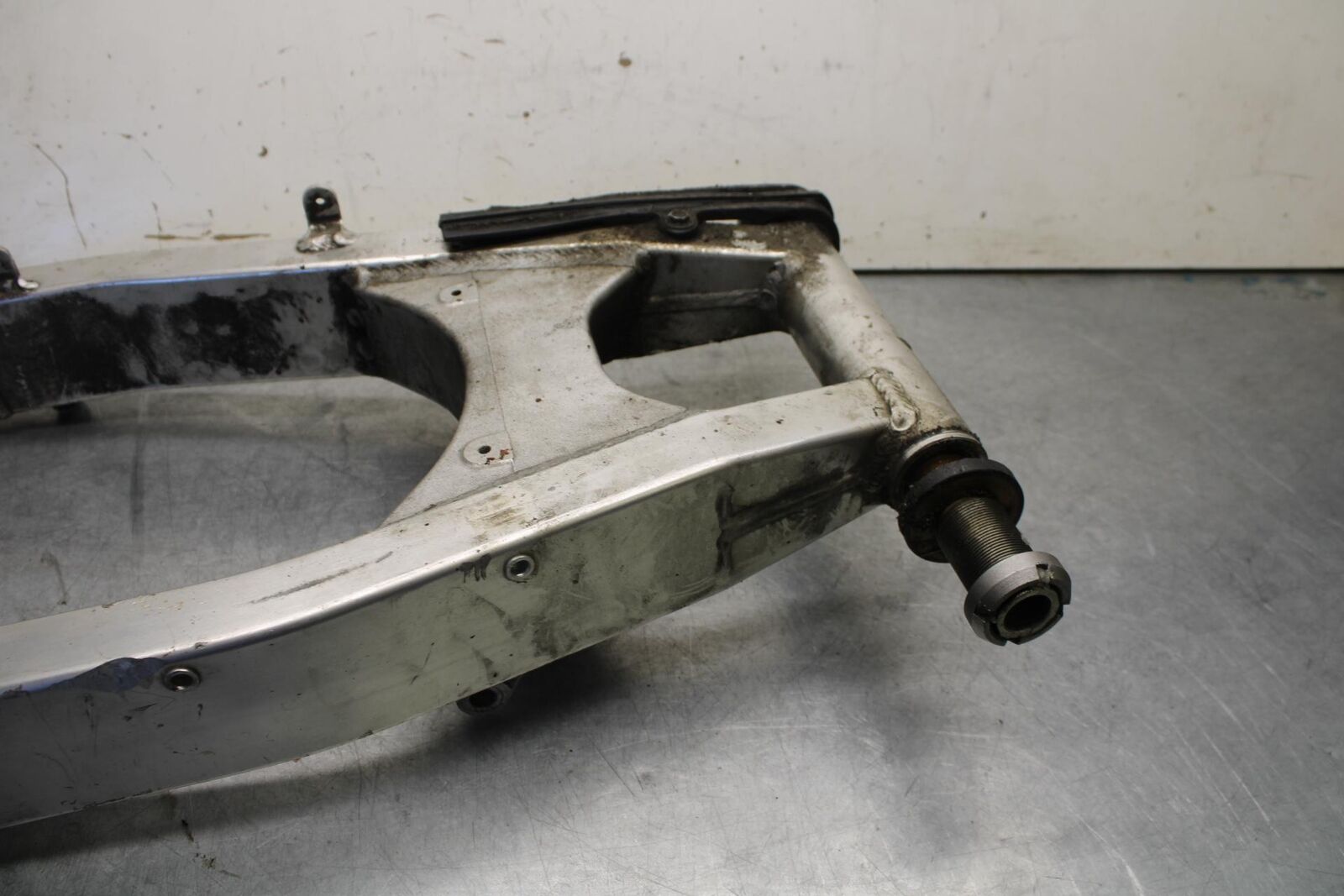 01-03 SUZUKI GSXR600 REAR SWINGARM BACK SUSPENSION SWING ARM BB639