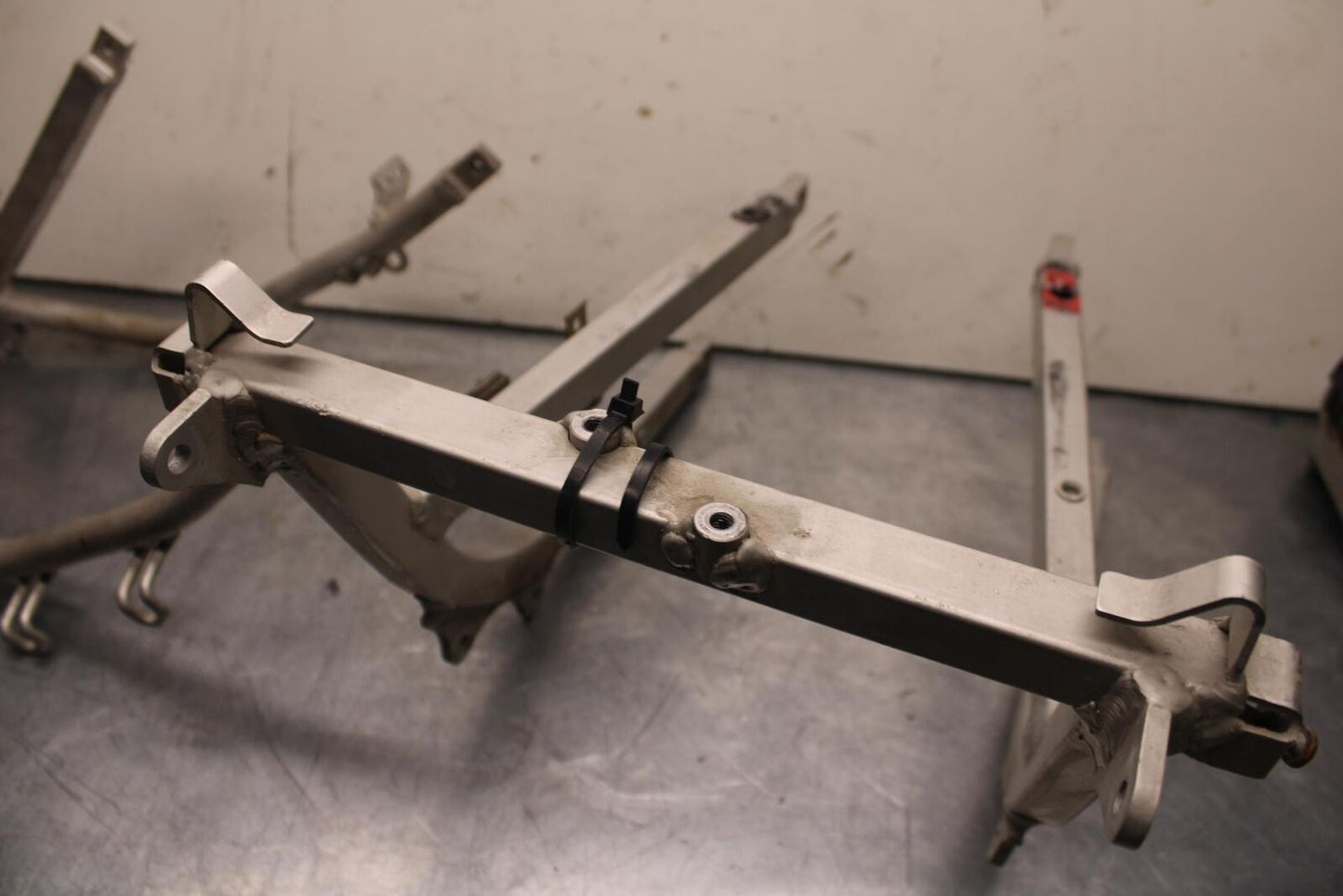 1999 Suzuki GSXR600 REAR SUBFRAME BACK SUB FRAME 41200-33E20 43980-33E20 BB608