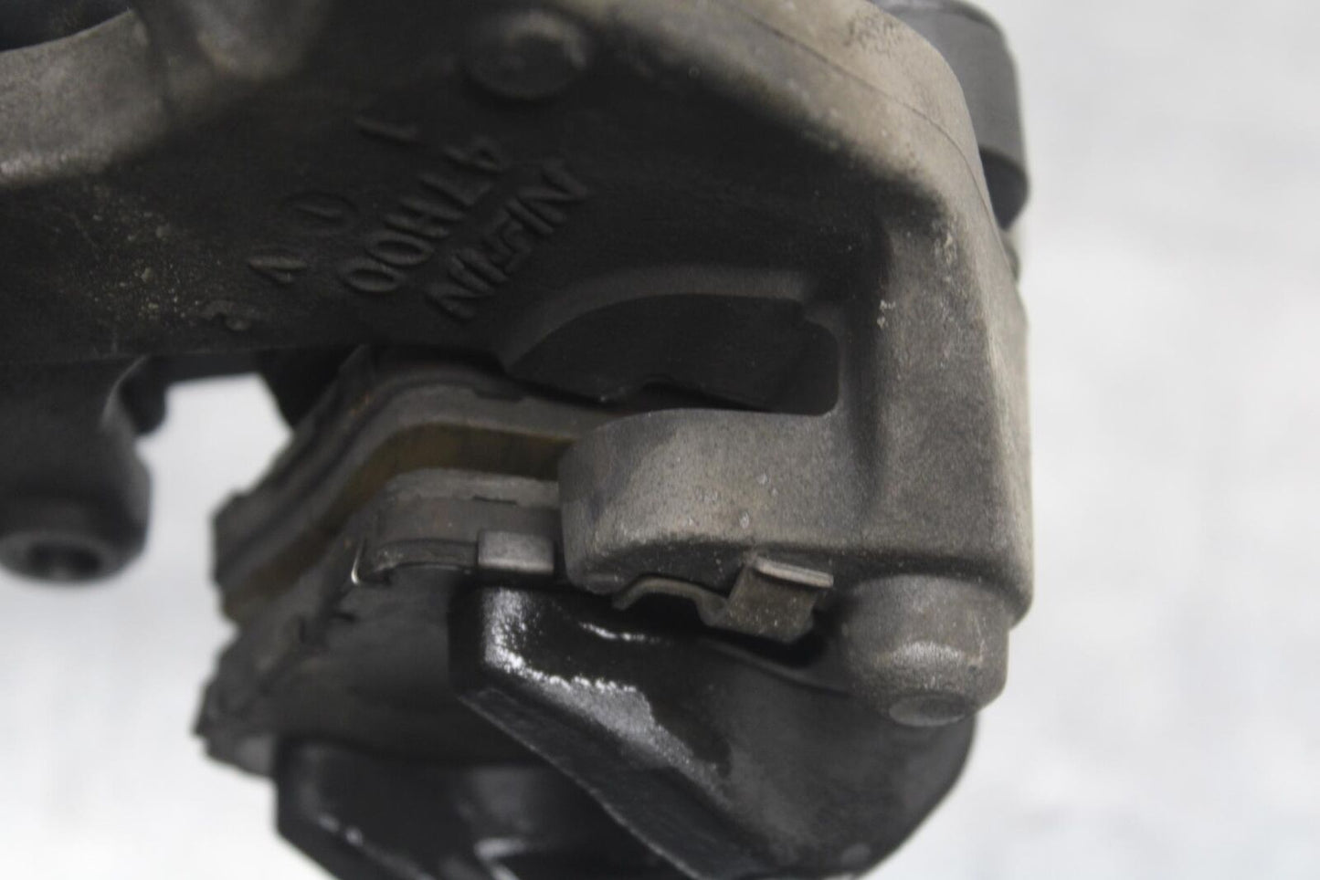 2011 Suzuki GSXR600 REAR BRAKE CALIPER W MOUNT BRACKET 69100-47H10-999 BB605