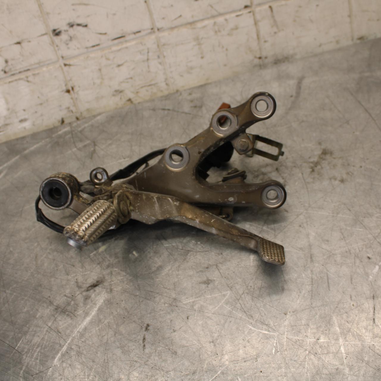 2007 Yamaha YZF R6 RIGHT REARSET REAR SET DRIVER FOOT PEG REST STOP BB522